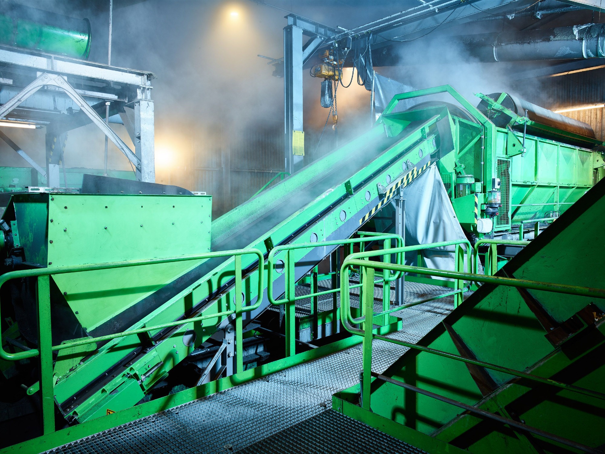 ZAK Bioabfallbehandlungsanlage mit grüner Beleuchtung und Fördertechnik zur mechanischen Aufbereitung organischer Abfälle