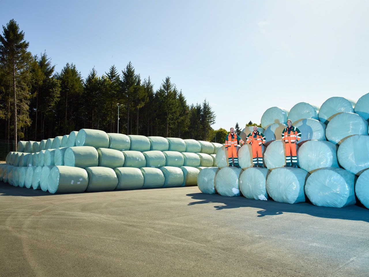 ZAK Energiedepot mit gestapelten Silage-Rundballen in Folie für Biomasse-Brennstoffvorrat