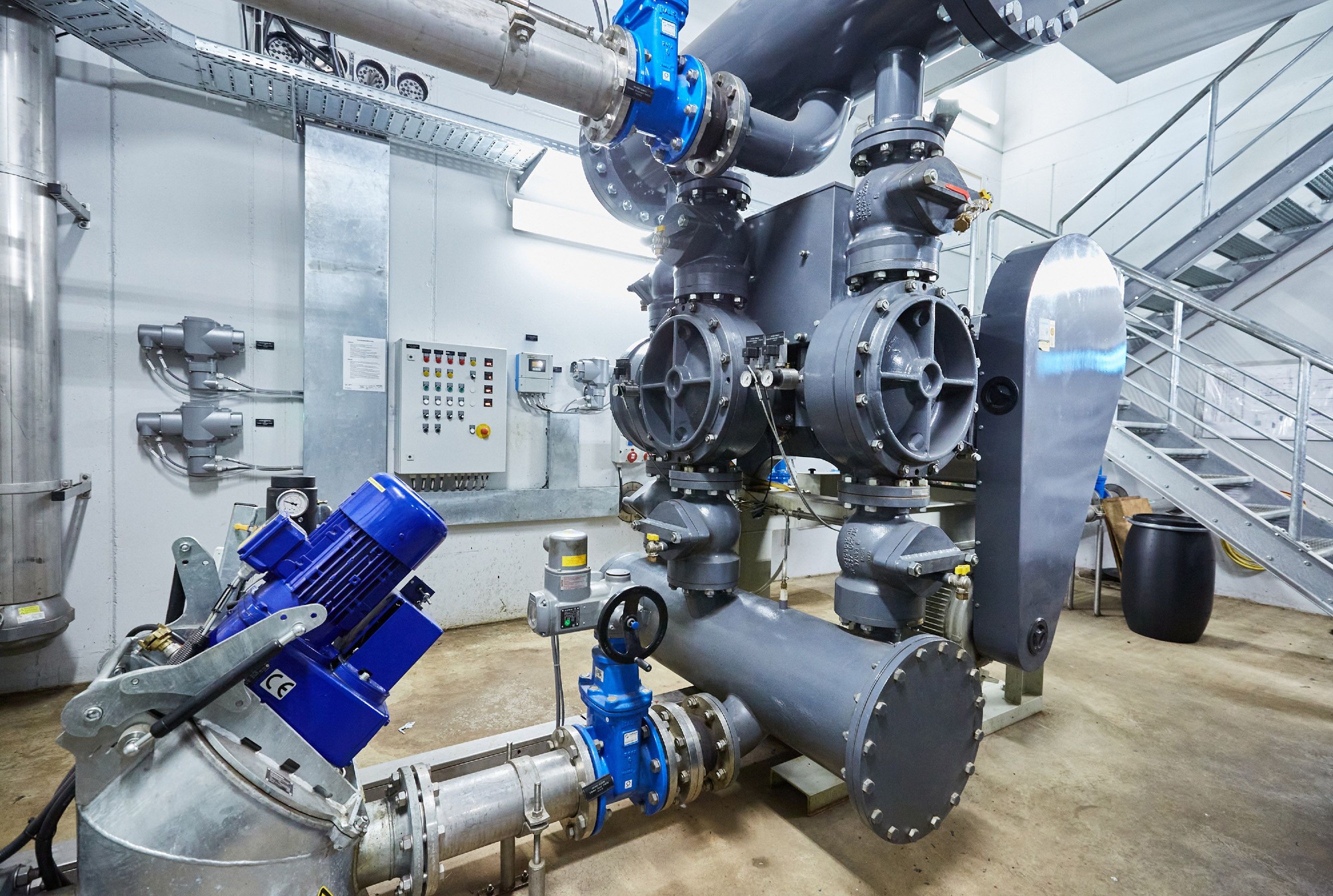 ZAK Pumpentechnik mit blauen Rohrleitungen und Armaturen für Sickerwasser- und Gasmanagement der Deponie