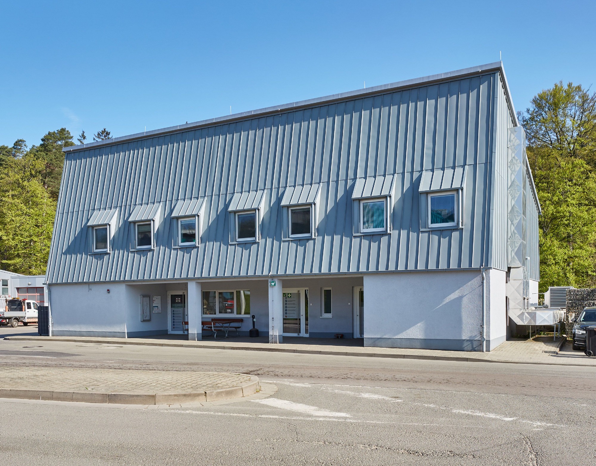 Funktionales ZAK Betriebsgebäude mit Metallfassade und Toren