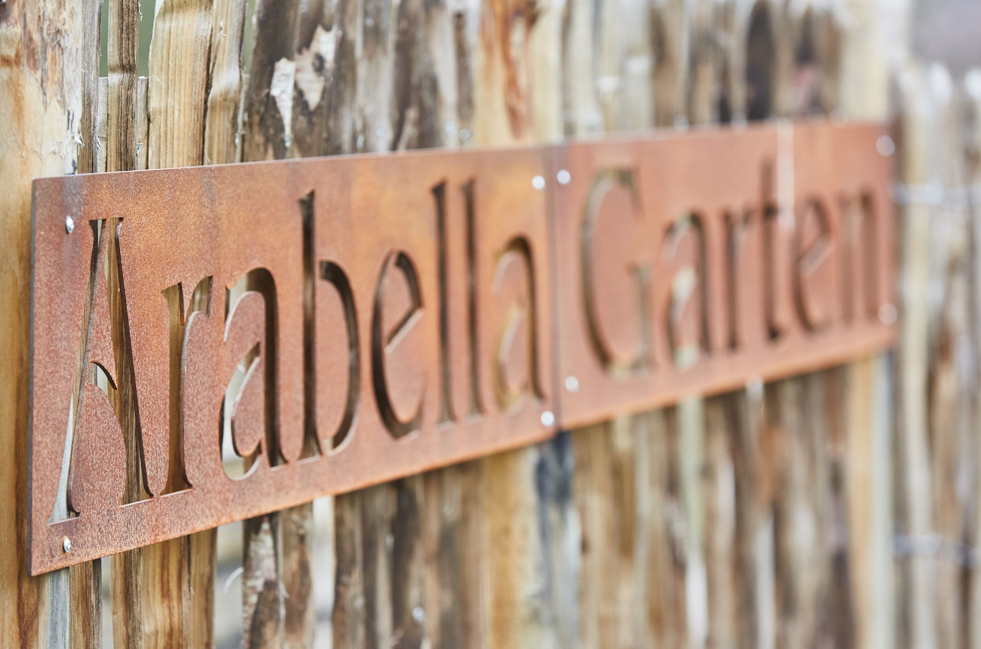 Metallschild "Arabella Garten" im ZAK Umwelterlebniszentrum