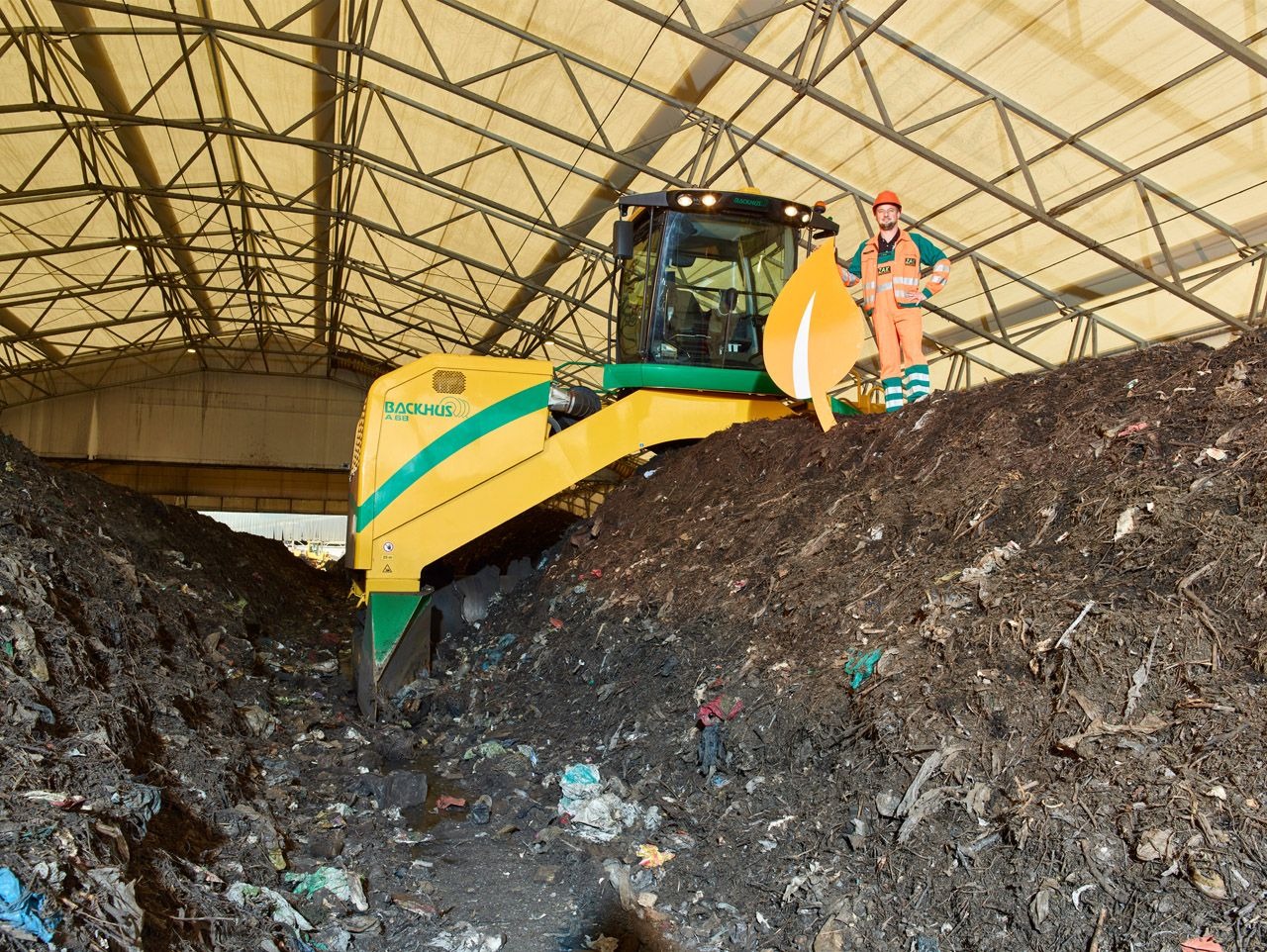 ZAK Bioabfallbehandlung mit Radlader beim Umsetzen kompostierter organischer Materialien in überdachter Rottehalle