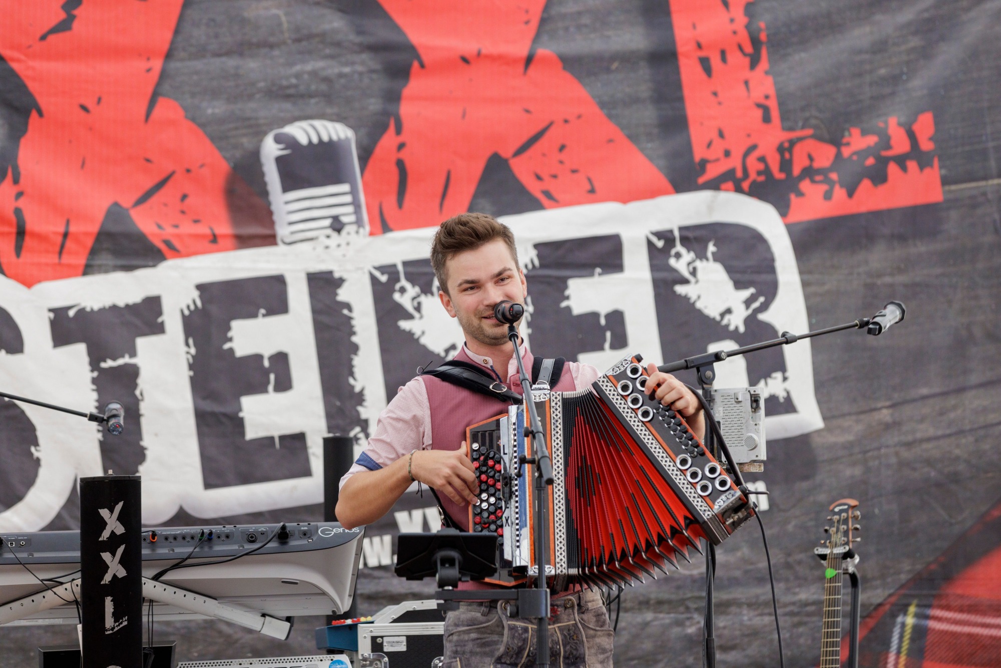Andreas Hastreiter beim Auftritt mit steirischer Harmonika beim Almabtrieb 2024