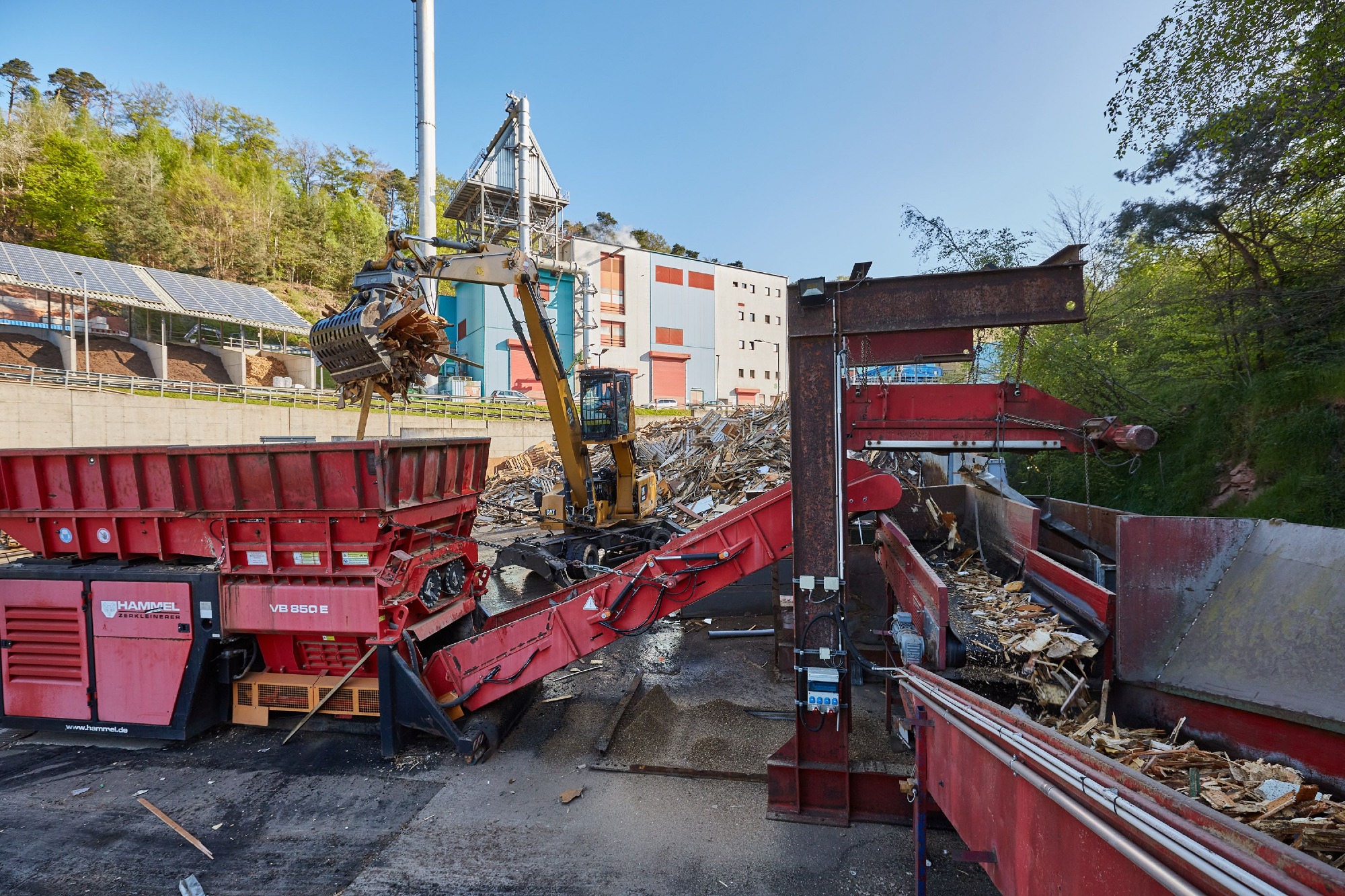 Altholz-Sortieranlage der ZAK mit Förderbändern und Containern für verschiedene Holzklassen