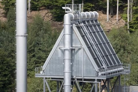 ZAK Biofilter-Anlage mit Abluftbehandlung und Rohrleitungssystem zur Geruchsminderung bei der Bioabfallverarbeitung