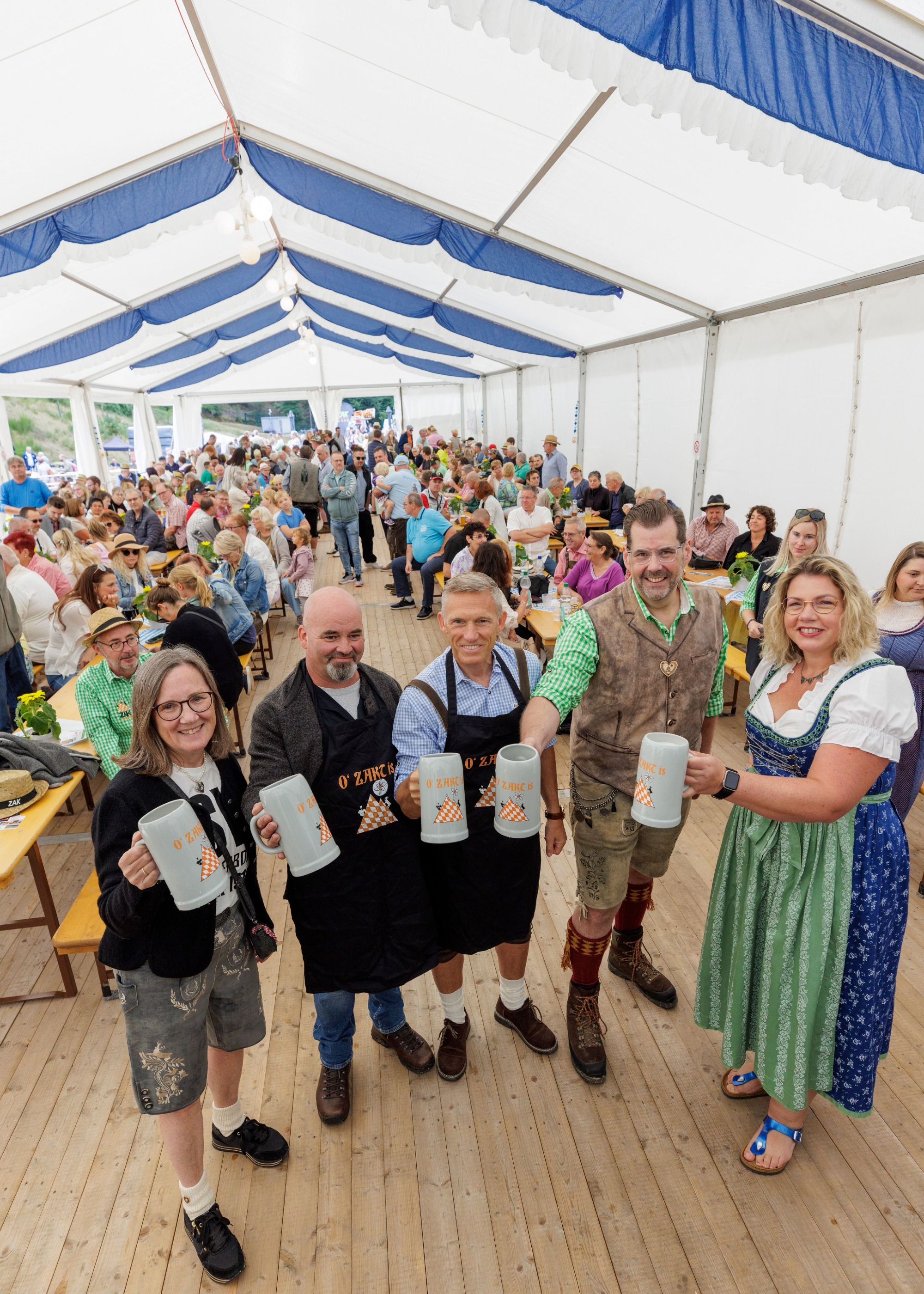 ZAK Kapiteltaler Almabtrieb Fassbieranstich mit ZAK-Vorstand Jan Deubig und Ehrengästen im Festzelt