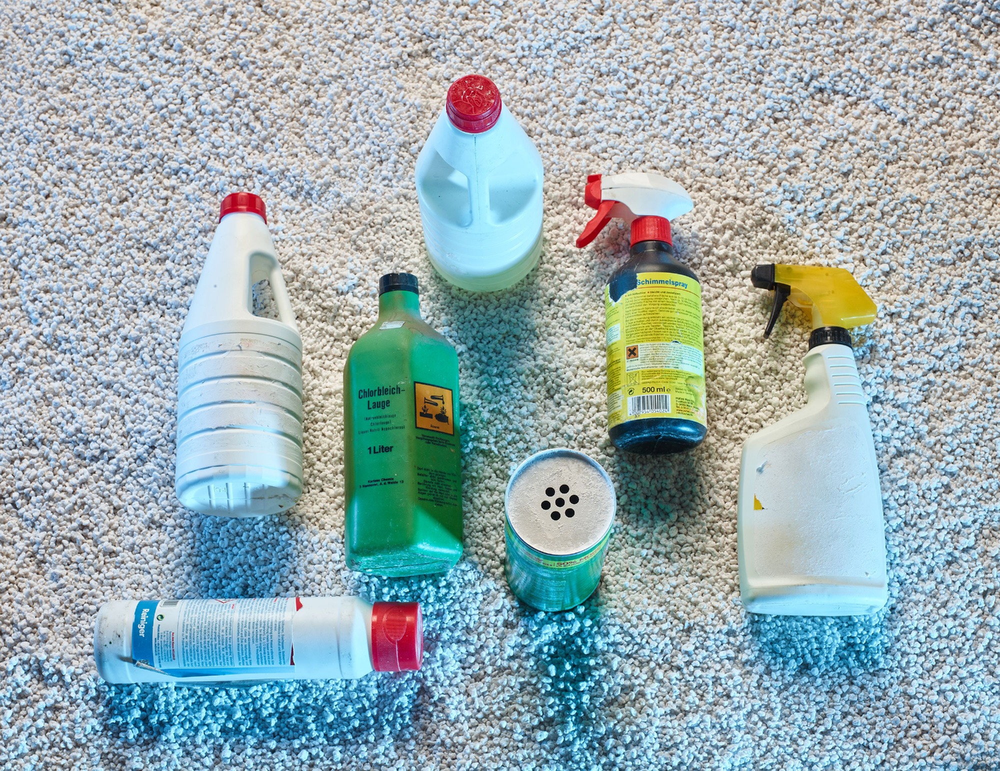 Verschiedene Haushaltsreiniger, Laugen und chemische Substanzen werden in der ZAK Sonderabfall-Annahmestelle für umweltgerechte Entsorgung gesammelt