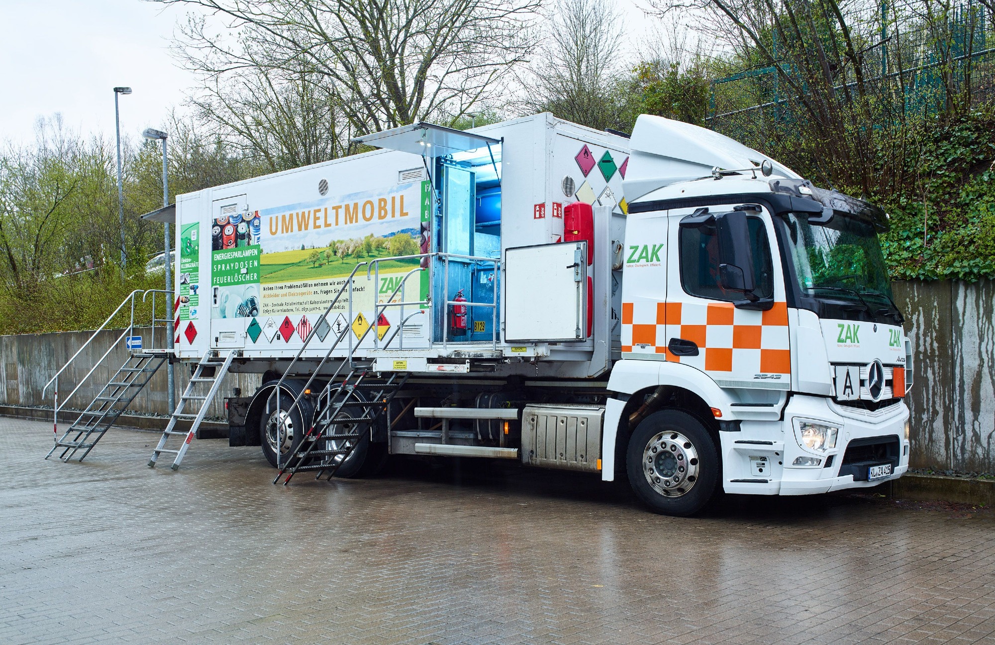 ZAK Umweltmobil für mobile Sonderabfallsammlung bringt Problemstoff-Entsorgung direkt zu den Bürgern