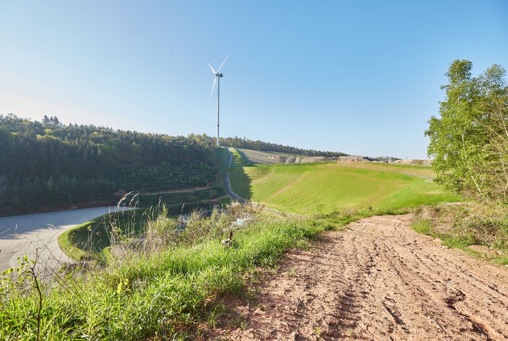 ZAK Deponie-Rekultivierung mit begrünten Hängen und Windenergienutzung