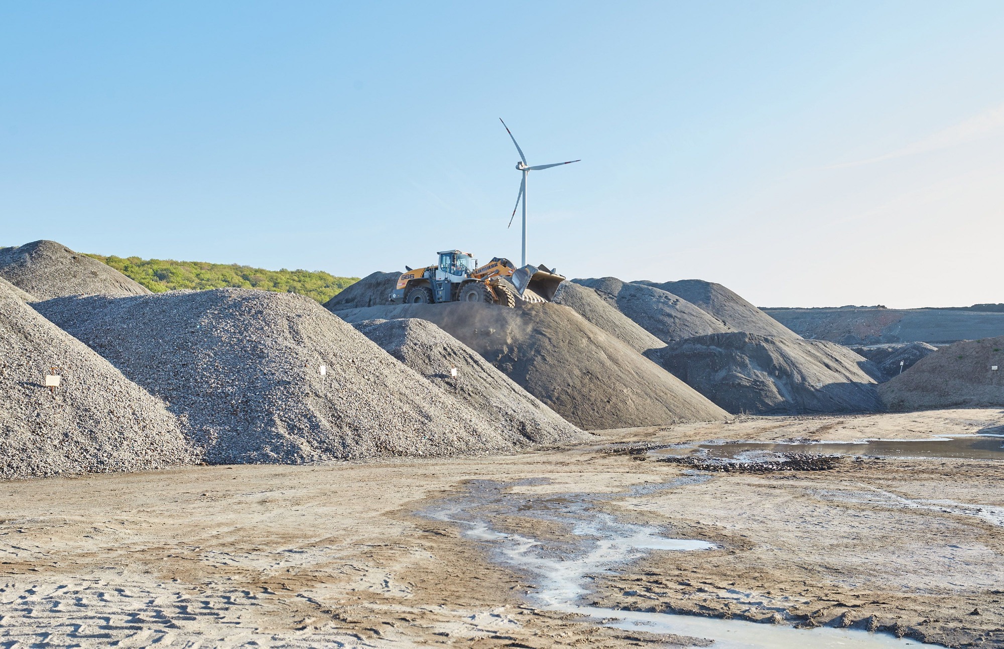 Aktiver Deponiebetrieb der ZAK mit Schutthalden und Windenergienutzung