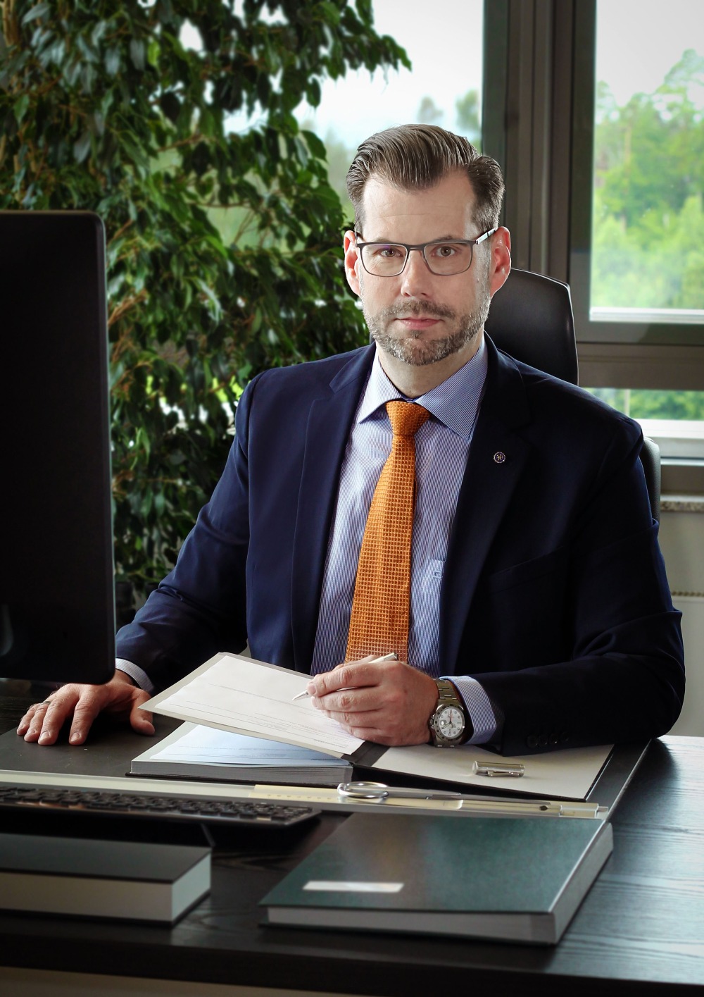 Jan Deubig, Vorstand der ZAK, am Schreibtisch in seinem Büro bei der Führung des Unternehmens