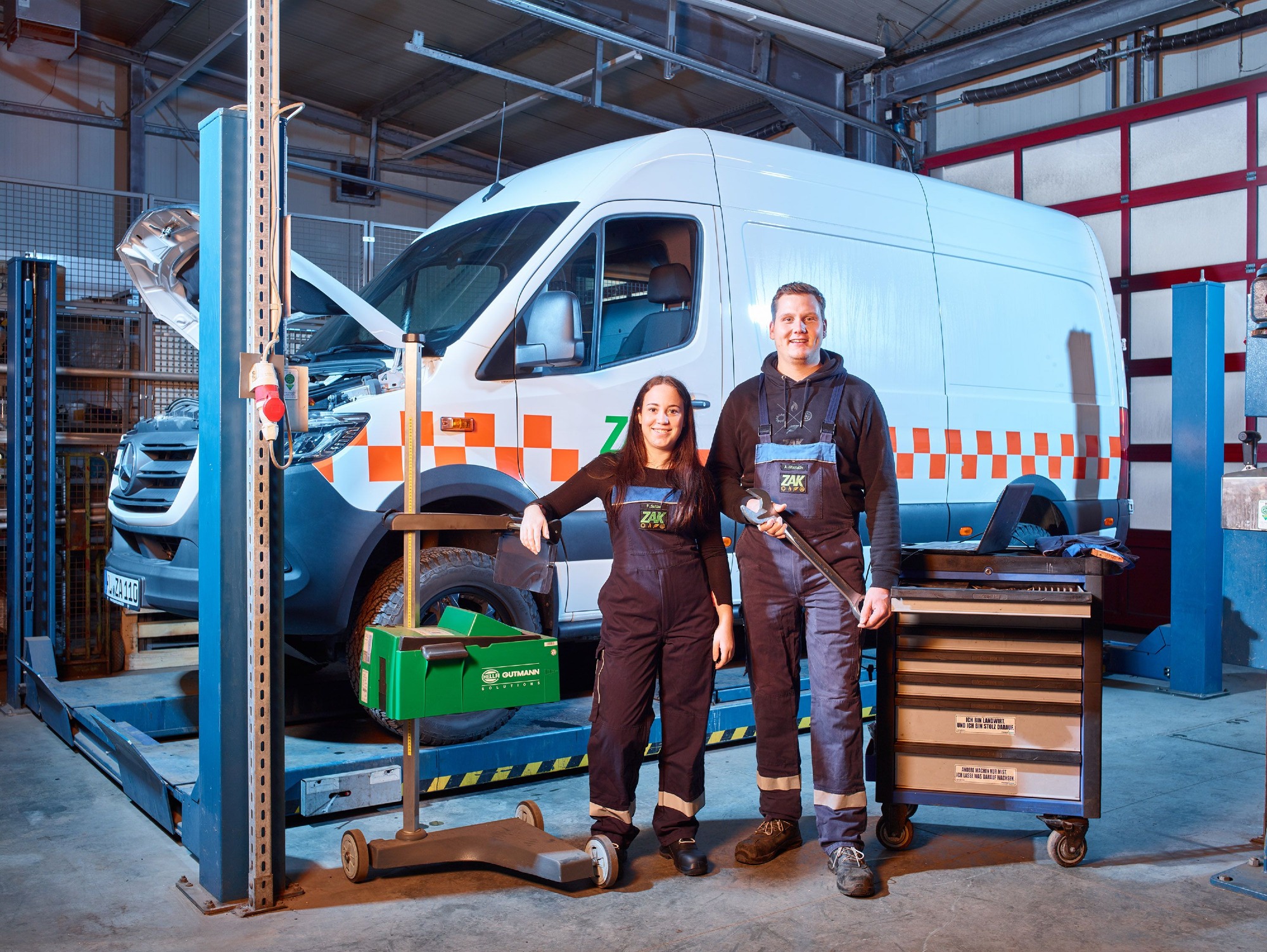 Mechatroniker-Auszubildende der ZAK erhalten praktische Ausbildung an Spezialfahrzeugen in professionell ausgestatteter Werkstatt