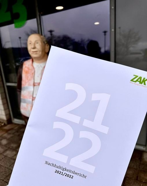 ZAK Nachhaltigkeitsbericht für die Jahre 2021/2022 mit minimalistischem weißen Design und ZAK-Logo dokumentiert die nachhaltigen Aktivitäten und Umweltleistungen des Unternehmens