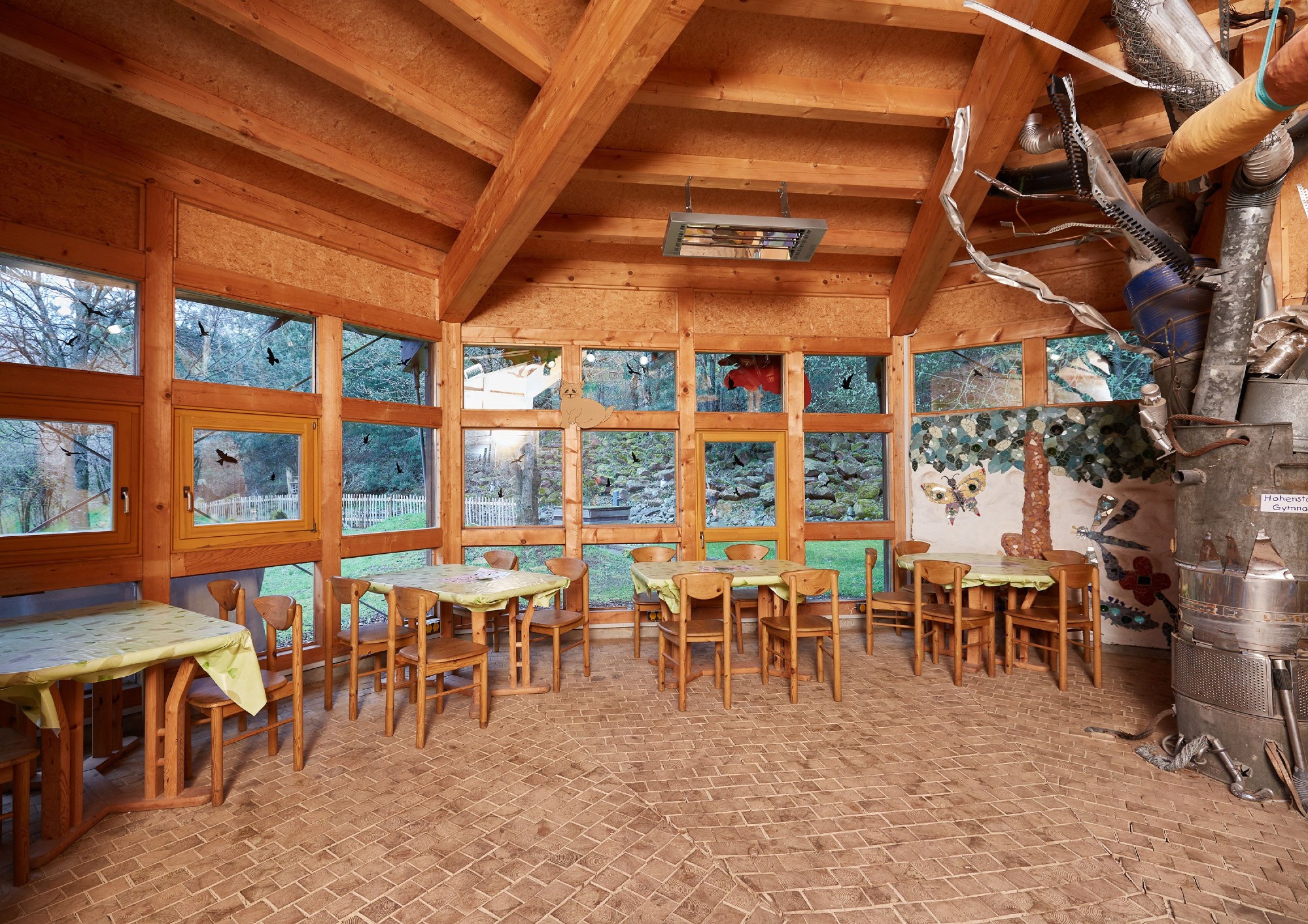 Klassenzimmer-Innenraum der ZAK mit Tischen und Panoramafenstern