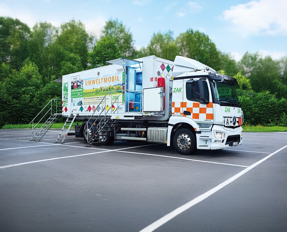 ZAK Umweltmobil für mobile Schad- und Wertstoffsammlung auf Parkplatz