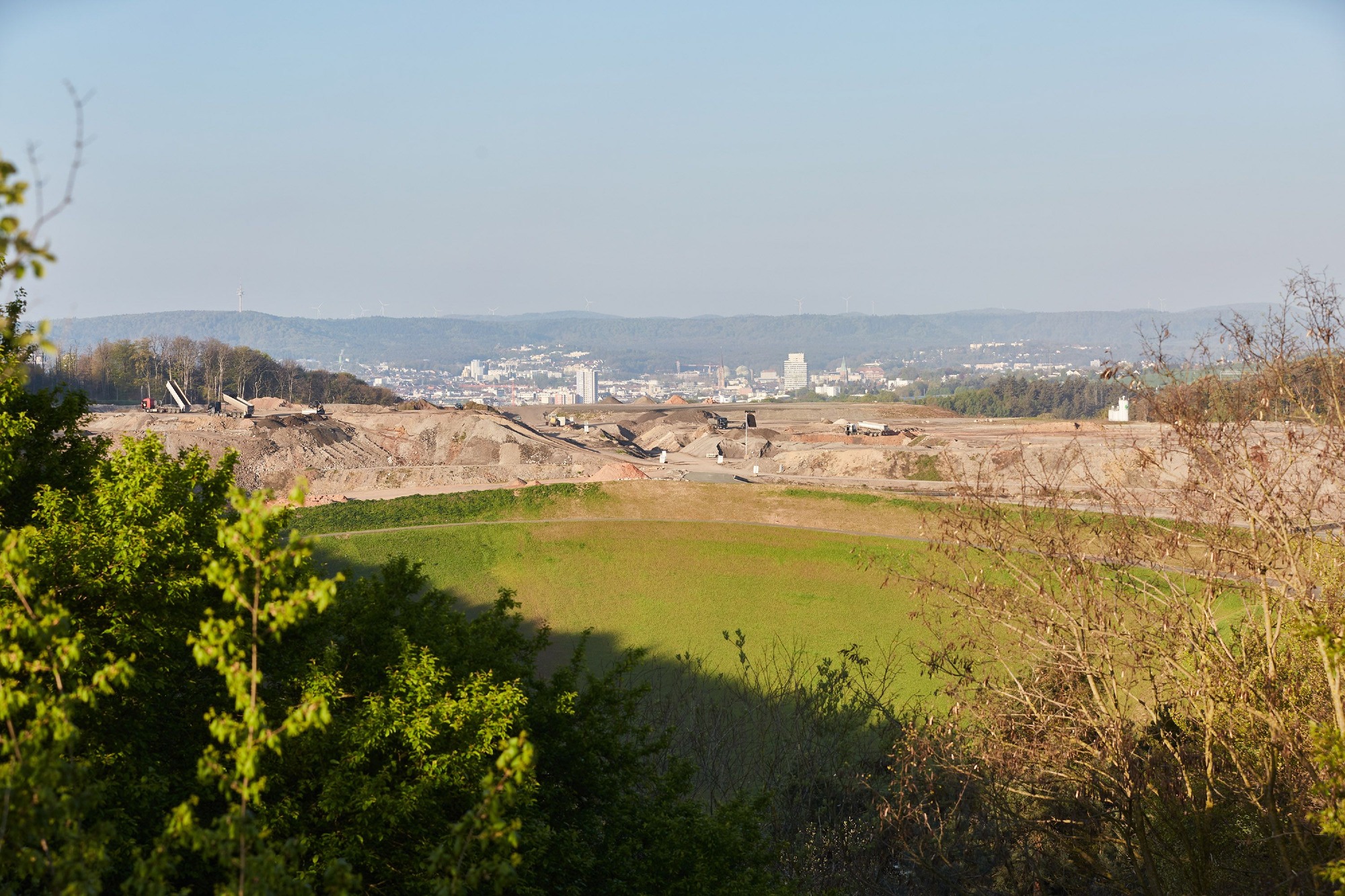 Panoramablick auf die ZAK Deponie Kapiteltal mit Kaiserslautern im Hintergrund zeigt landschaftliche Einbindung des Standorts