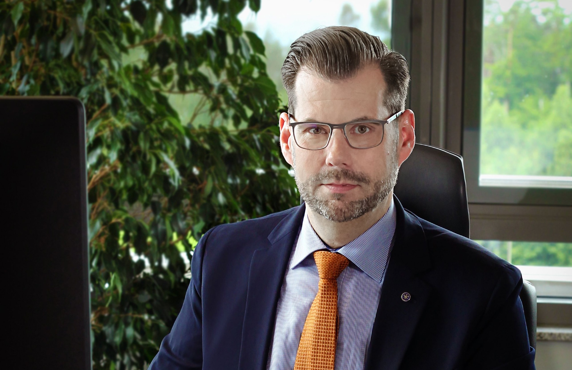 Jan Deubig, Vorstand der ZAK, am Schreibtisch in seinem Büro bei der Führung des Unternehmens