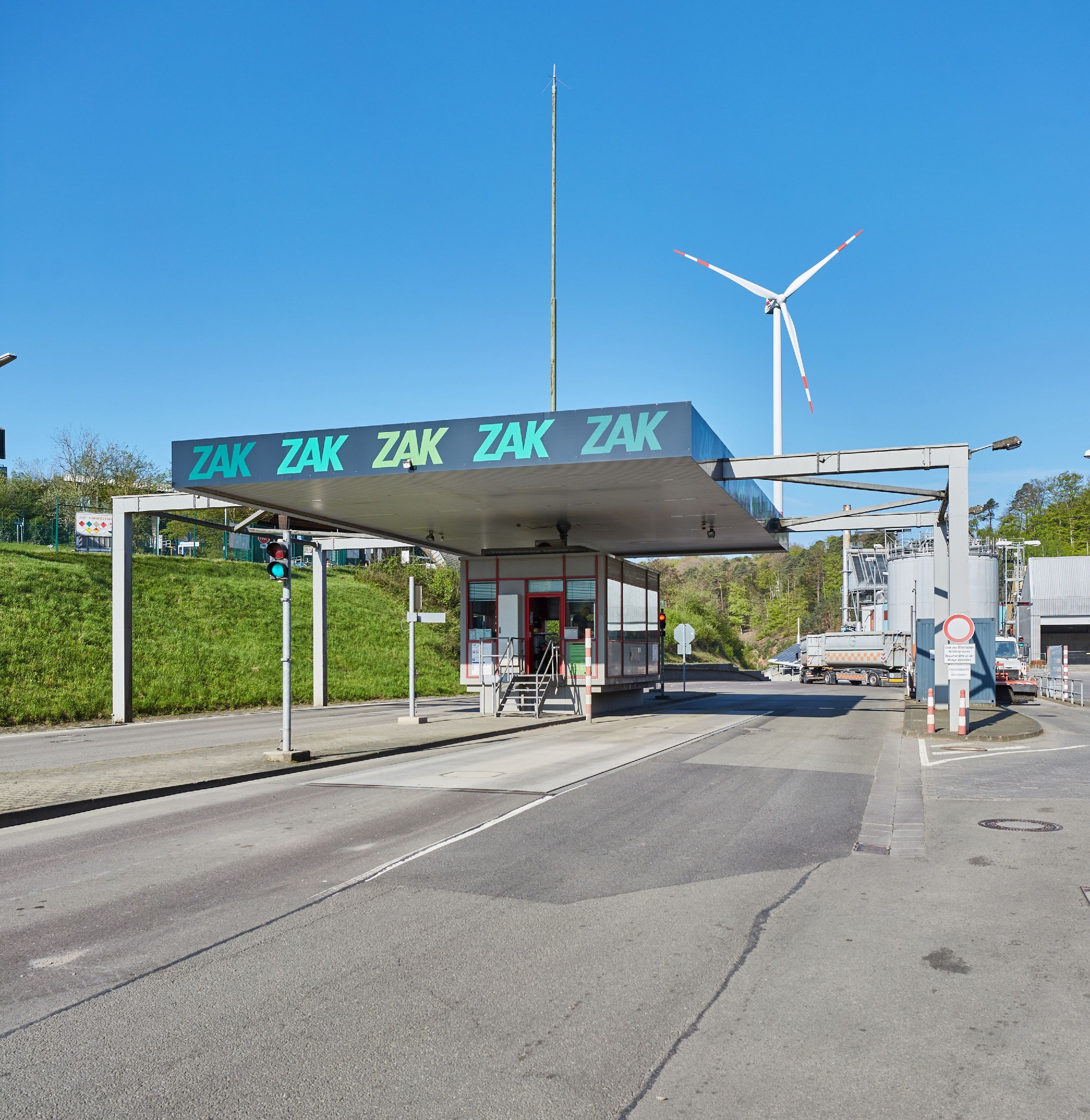 ZAK Eingangswaage zur Gewichtskontrolle der Anlieferfahrzeuge mit Windkraftanlage