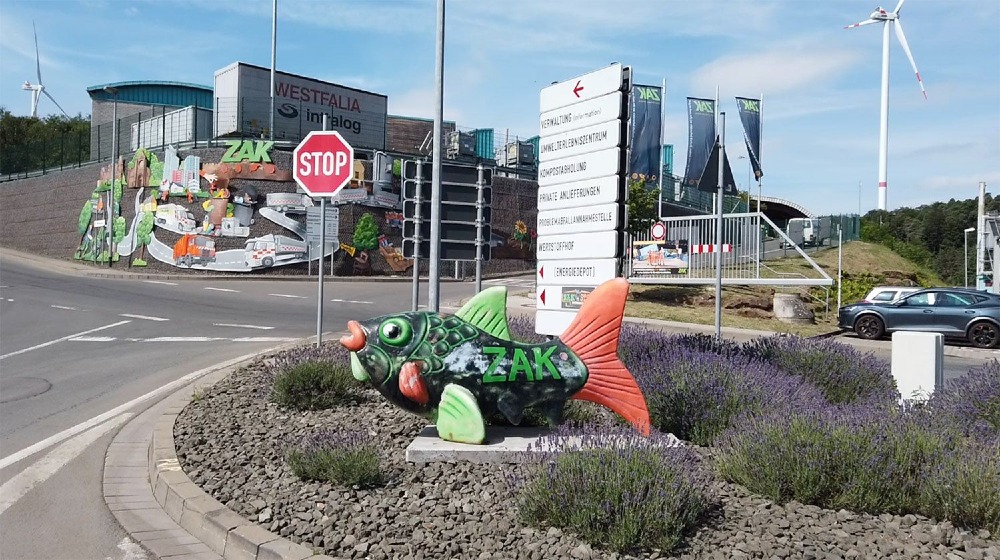 ZAK Eingangsbereich mit bunten Wandbildern zur Umweltbildung und Windkraftanlage
