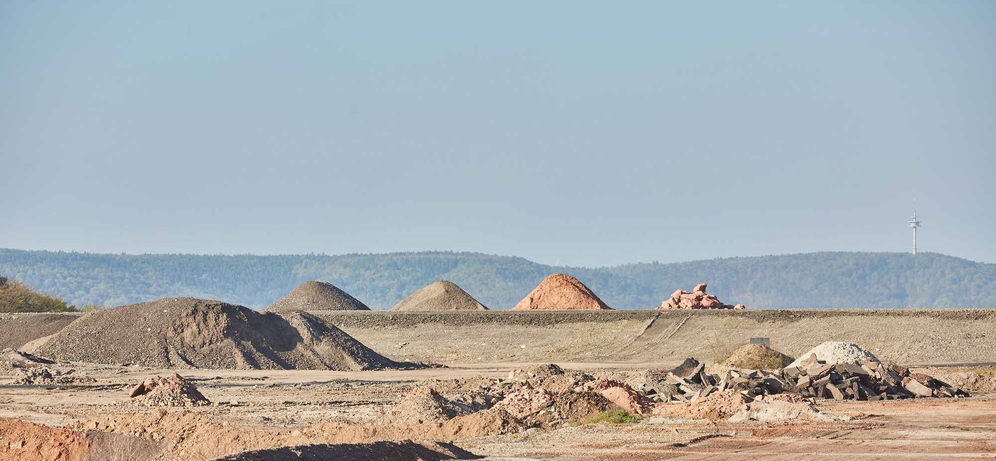 ZAK Deponie Kapiteltal mit charakteristischen Schüttkegeln verschiedener Materialien