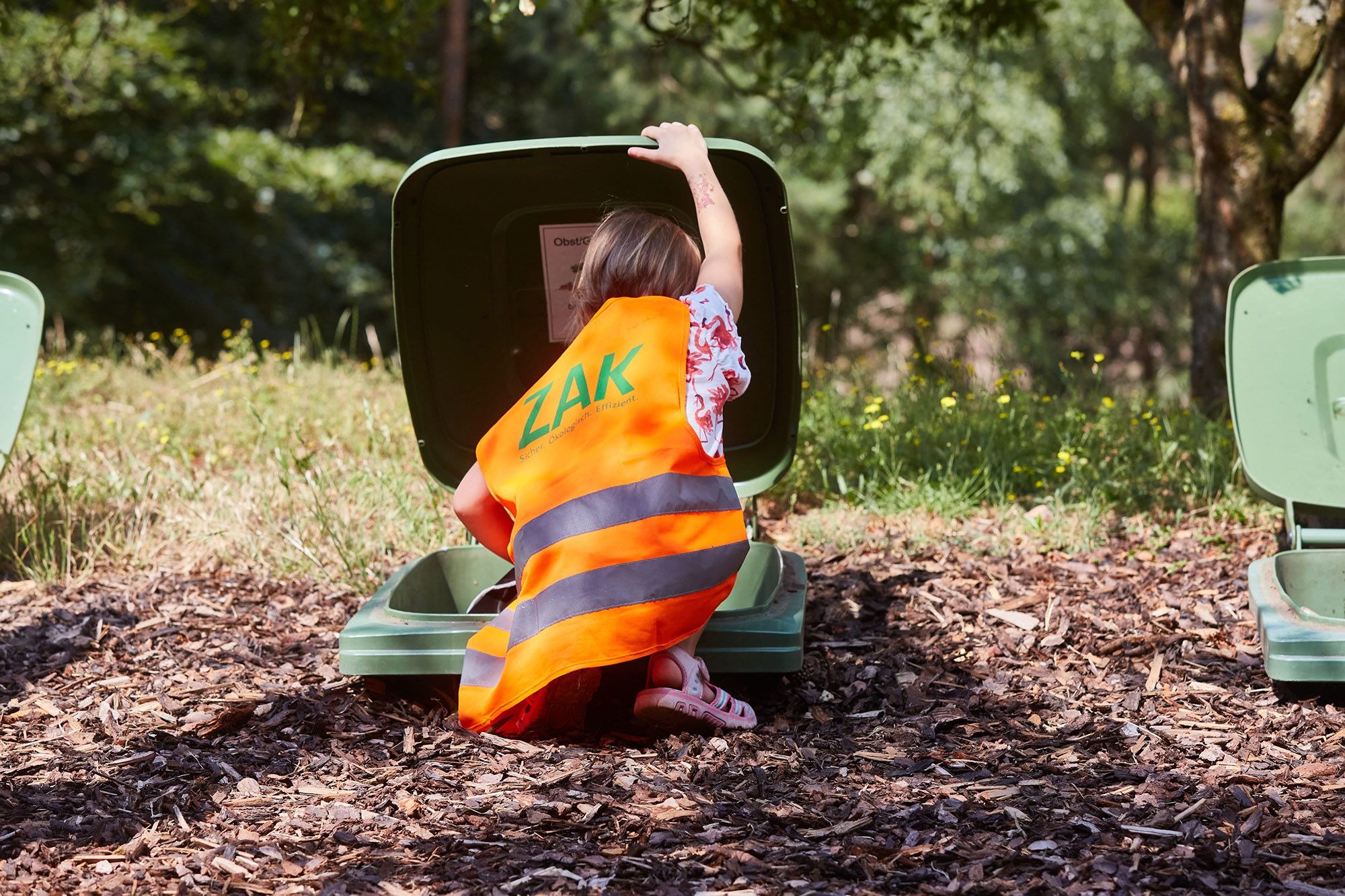 Kind bei Untersuchung und Beobachtung der natürlichen Zersetzungsprozesse in Demonstrationsanlagen
