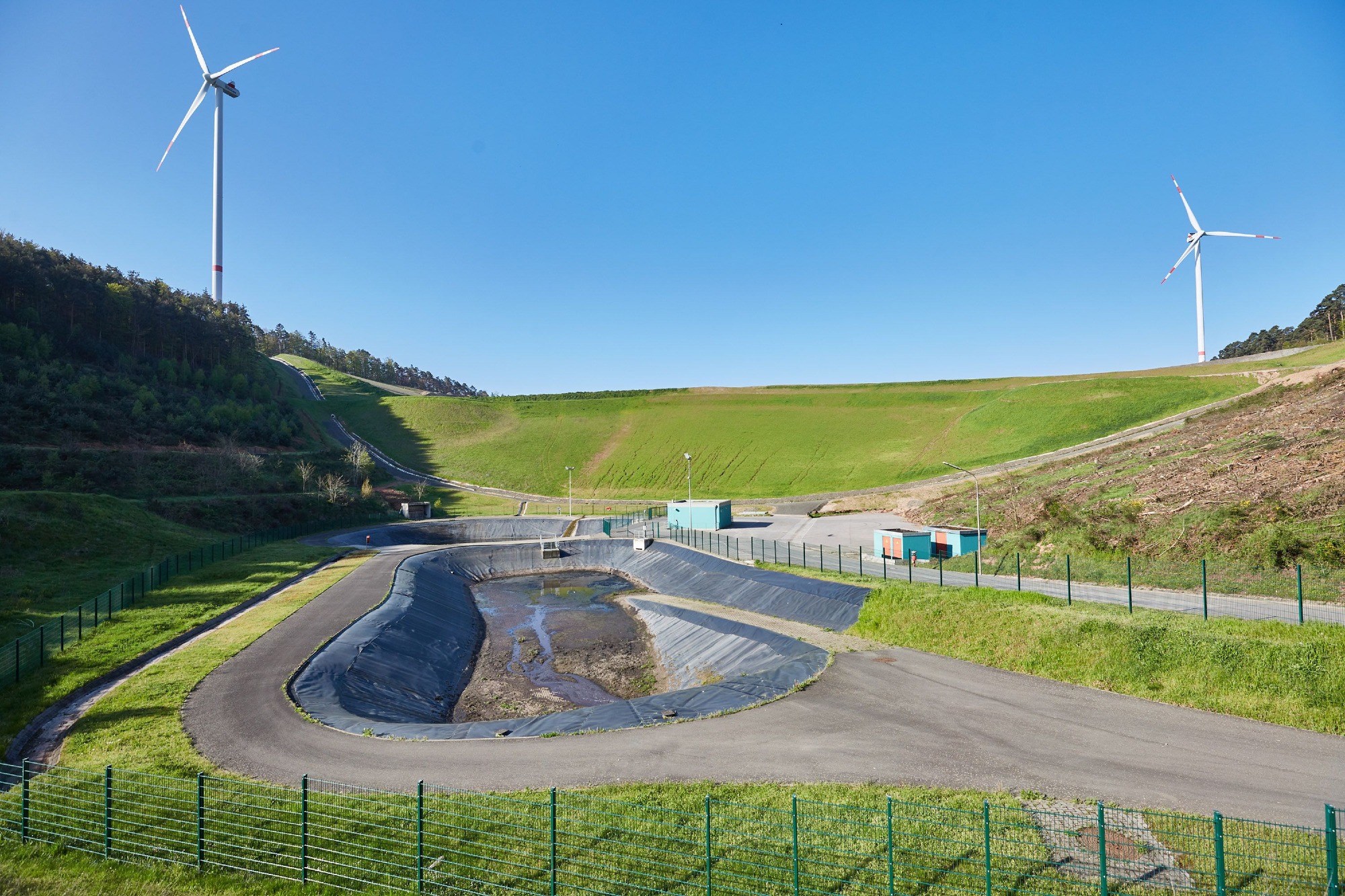 ZAK Deponie-Sickerwasserbecken mit zwei Windkraftanlagen