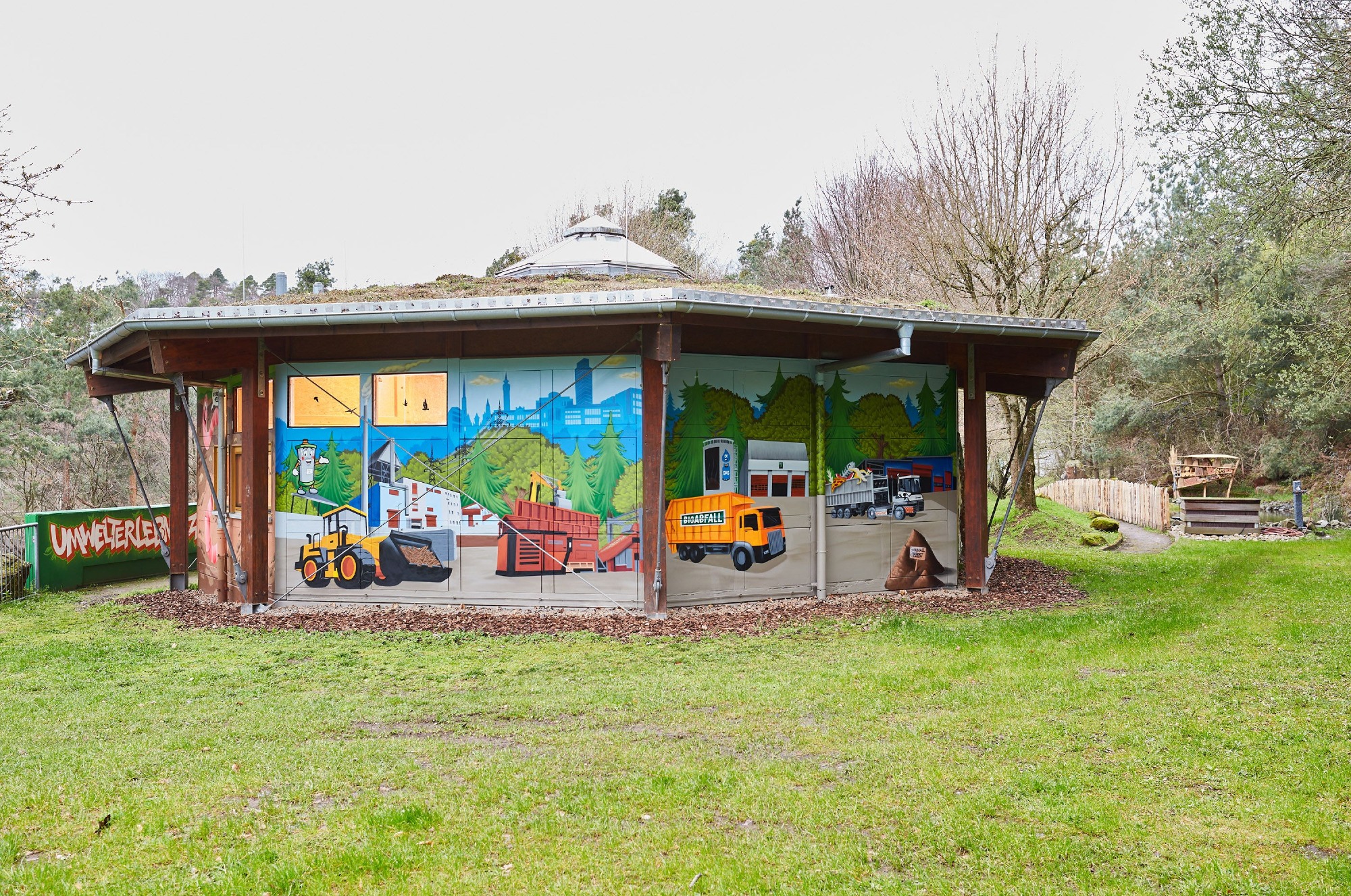 Umweltbildungs-Pavillon der ZAK mit anschaulichen Grafiken zu Abfallentsorgung und Wertstoffkreisläufen