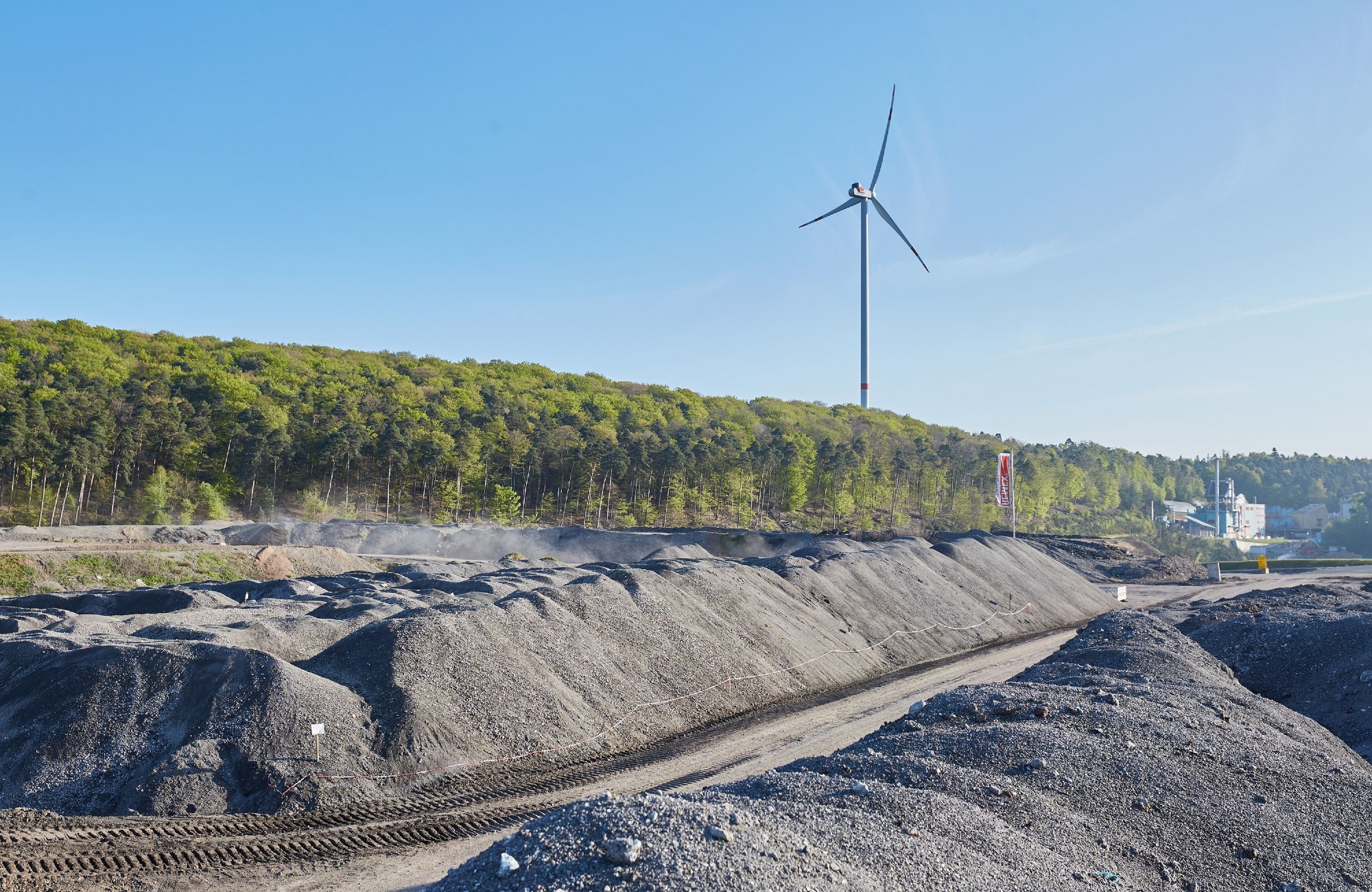 Deponiebetrieb der ZAK mit Schutthalden und Windenergienutzung