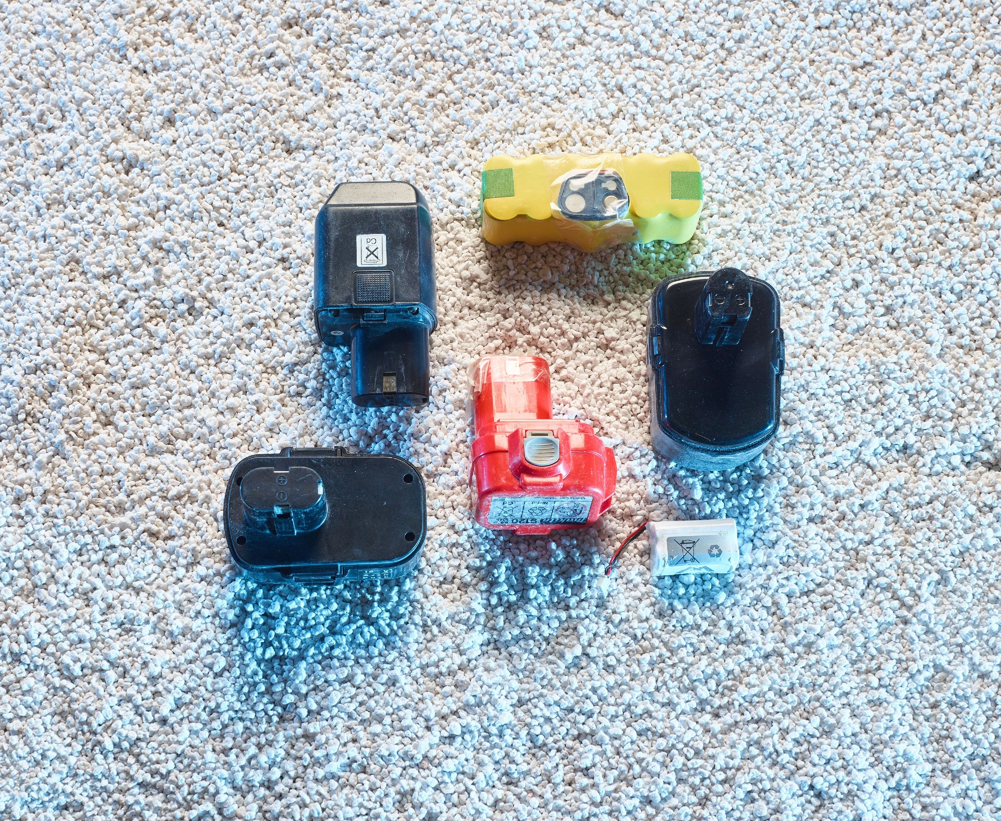 ZAK Batterie-Sammlung verschiedener Typen zur umweltgerechten Entsorgung und Rohstoffrecycling