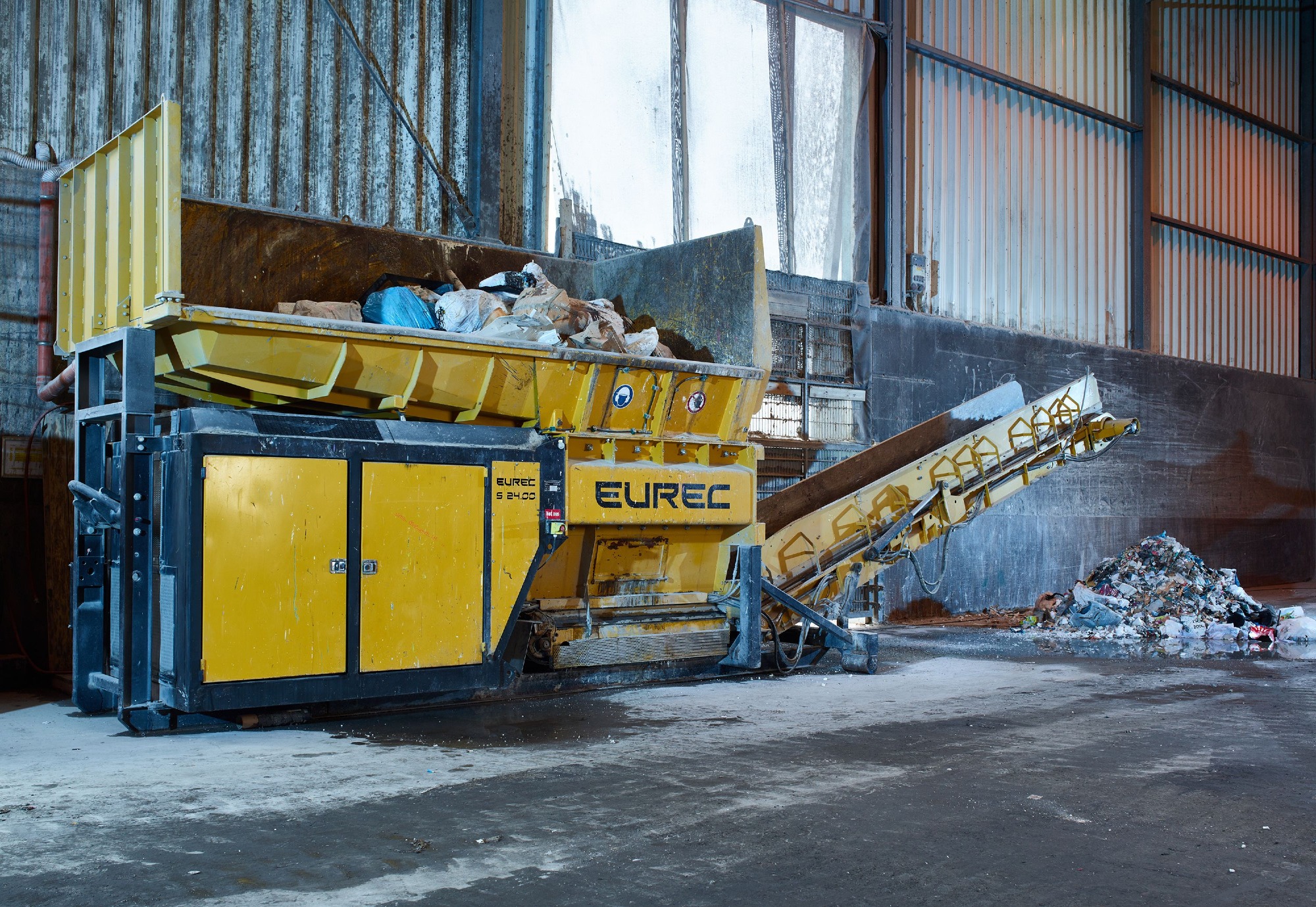 Sperrabfall-Zerkleinerungsanlage EUREC zerkleinert große Abfälle zur optimalen Verwertung und Volumenreduzierung