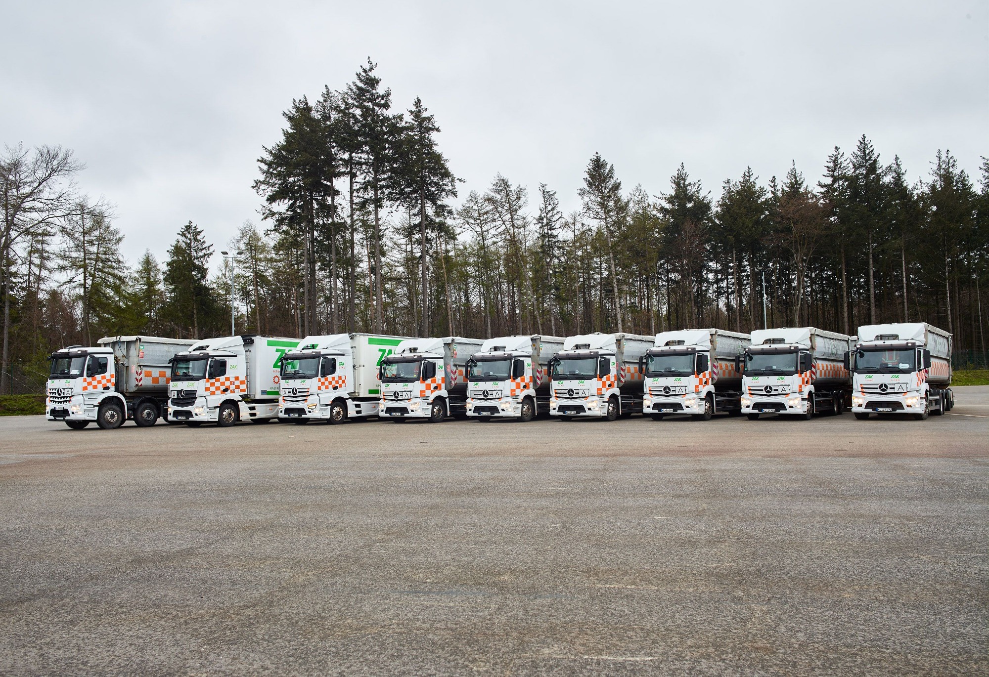 Reihe weißer ZAK LKW auf dem Betriebshof