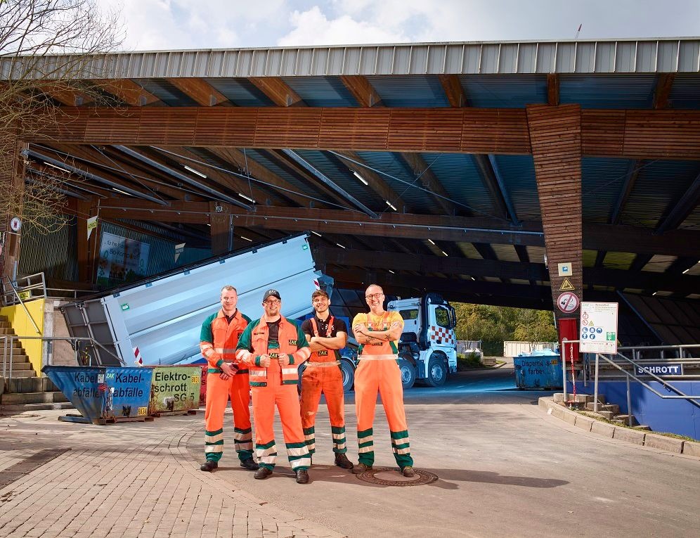 ZAK Wertstoffhof-Team in Warnschutzkleidung vor dem Eingang des Wertstoffhofs Kapiteltal