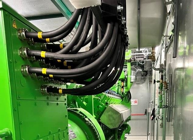 ZAK Gasmotor-Technik mit grünen Komponenten und Leitungssystem