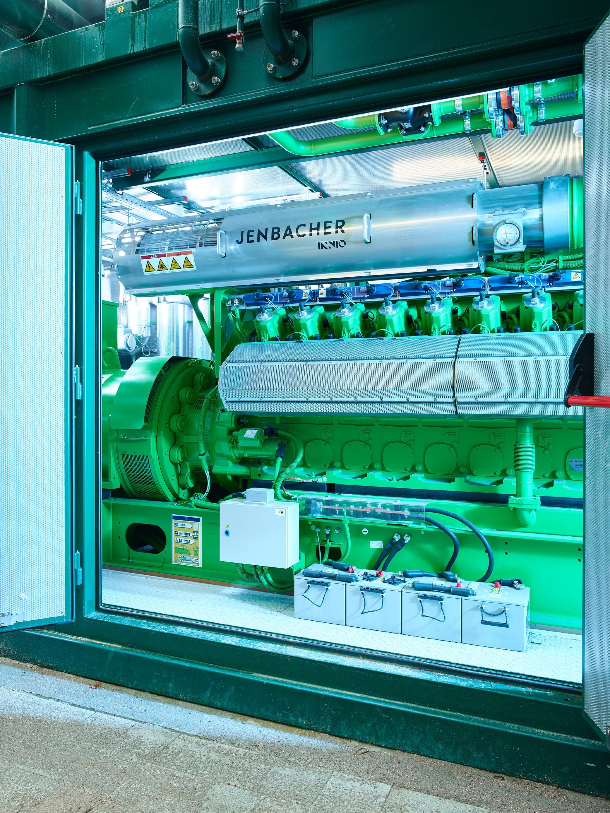 ZAK Gasmotor-Aggregat zur effizienten Stromerzeugung aus Biogas in klimatisierter Maschinenhalle