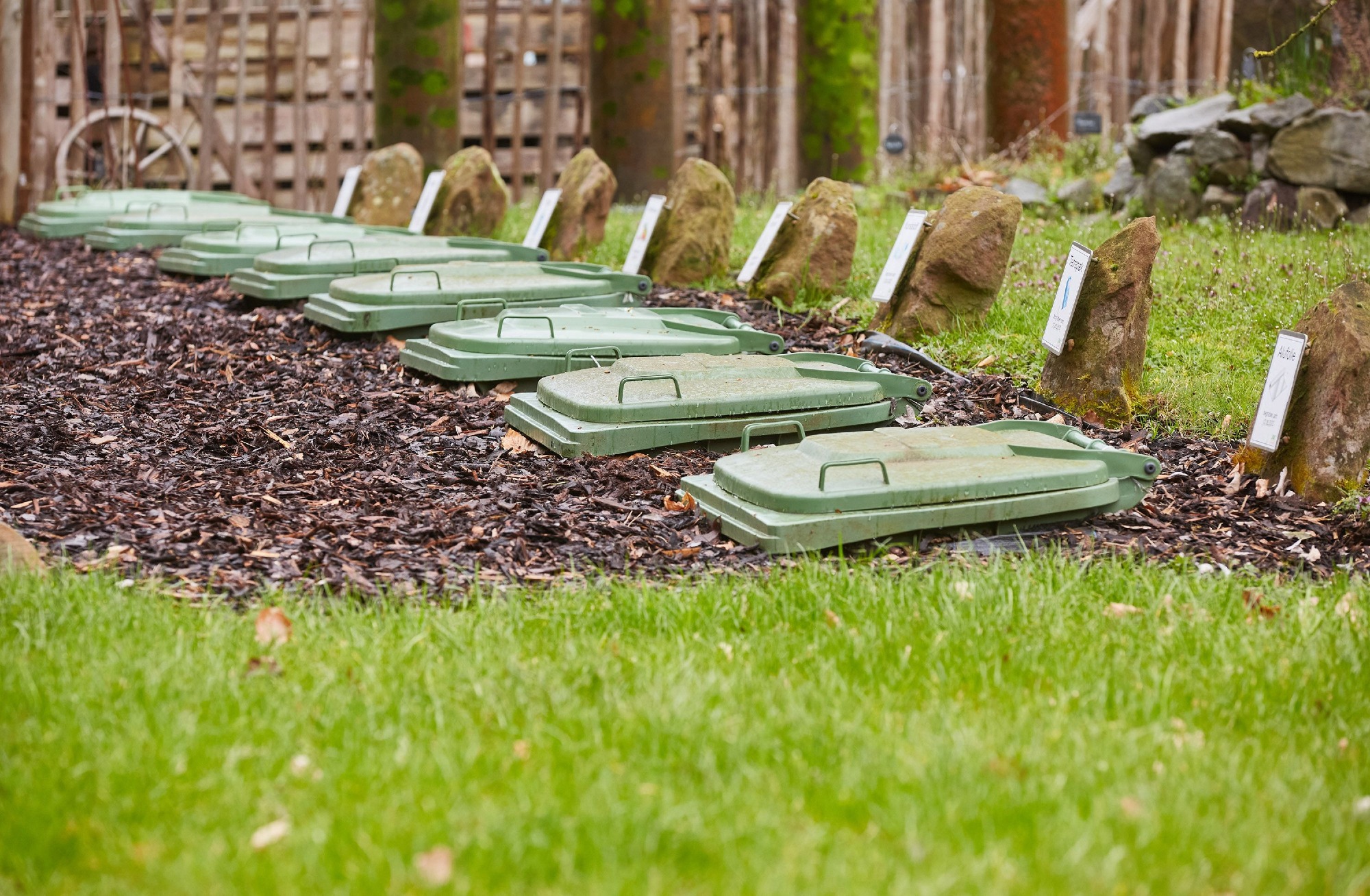 Demonstration von Bioabfall-Behältern im ZAK Umwelterlebniszentrum für praktischen Unterricht zur Abfalltrennung