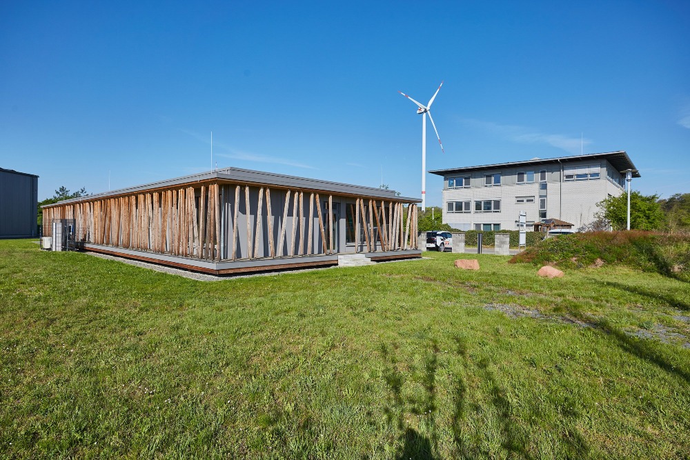 Haus Aspenkopf und Verwaltungsgebäude mit Windkraftanlage