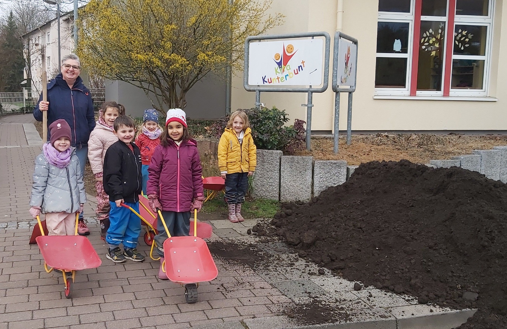 Kinder mit Schubkarre beim Slowfood Projekt