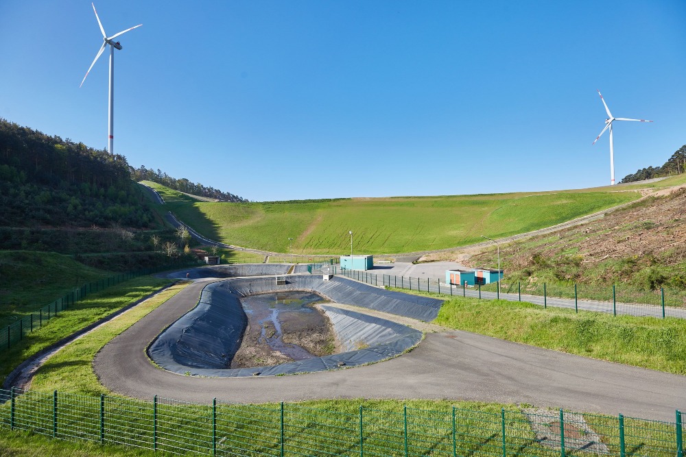 ZAK Deponie-Sickerwasserbecken mit zwei Windkraftanlagen zur Behandlung von Deponiewasser und Energiegewinnung