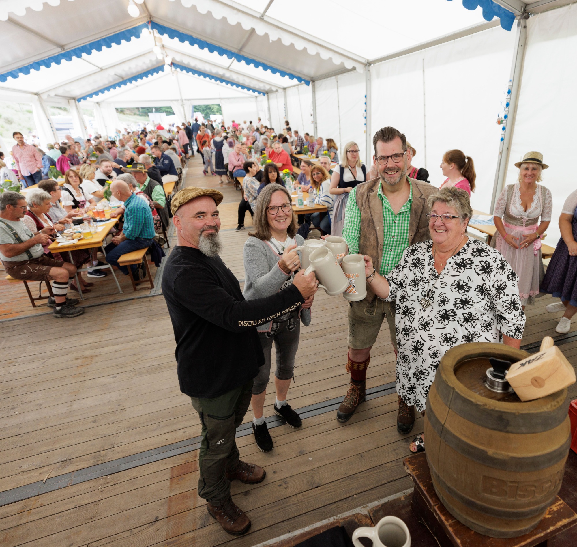 ZAK Kapiteltaler Almabtrieb Fassbieranstich mit ZAK-Vorstand Jan Deubig und Ehrengästen im Festzelt