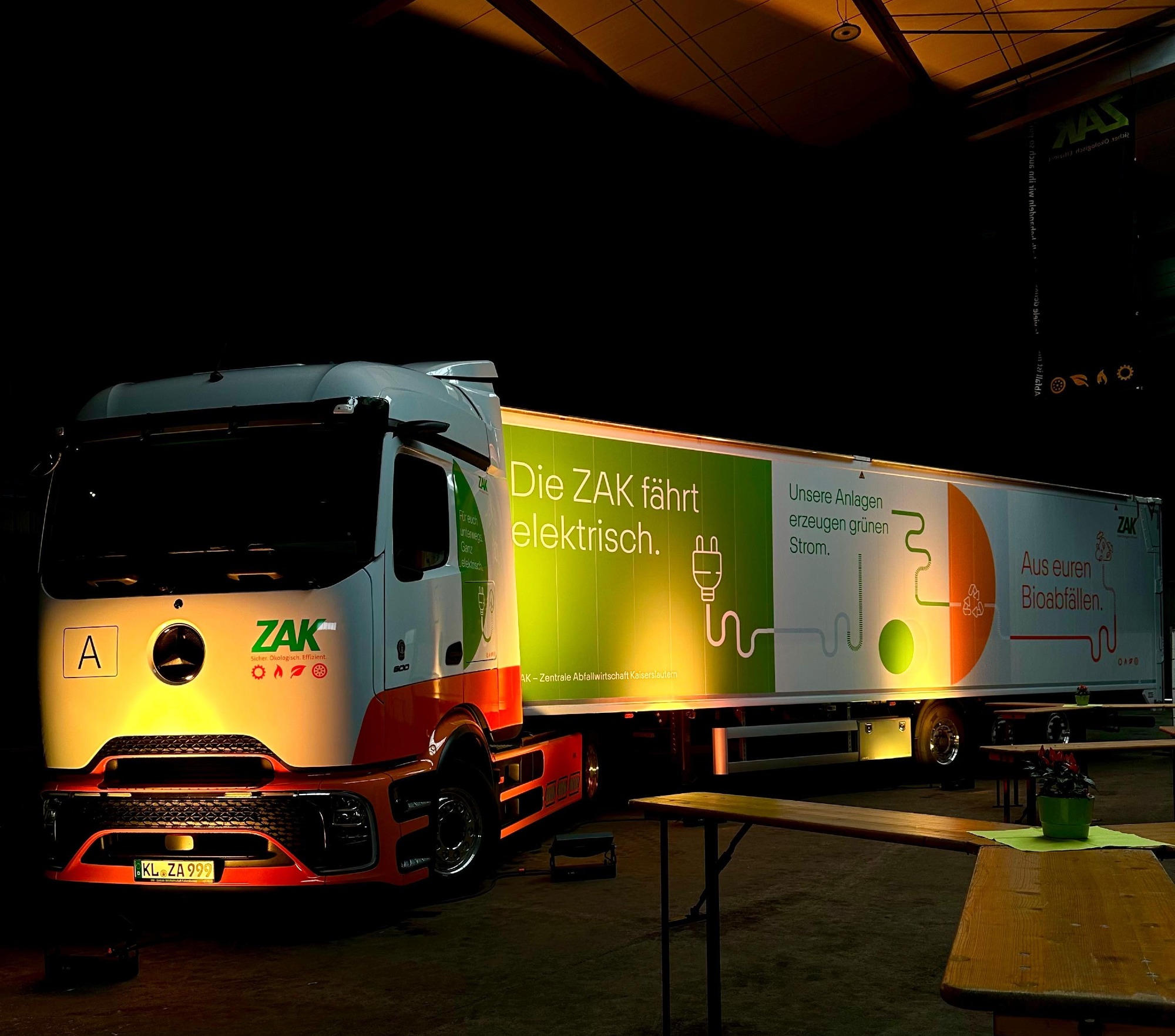 Beleuchteter Elektro-LKW der ZAK
