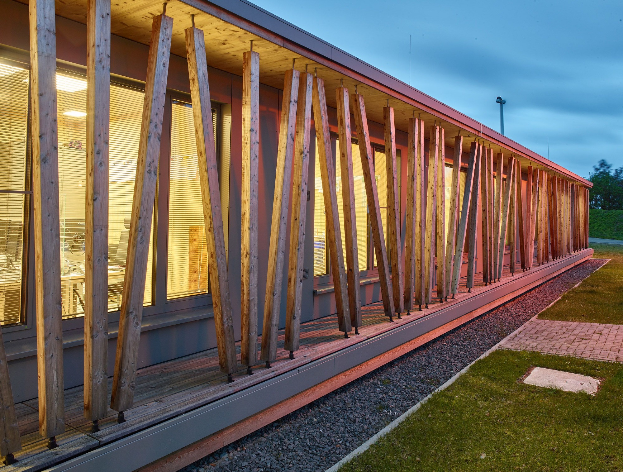 Haus Aspenkopf mit charakteristischer Holzlamellenfassade zeigt nachhaltiges Bauen mit regionalen Materialien