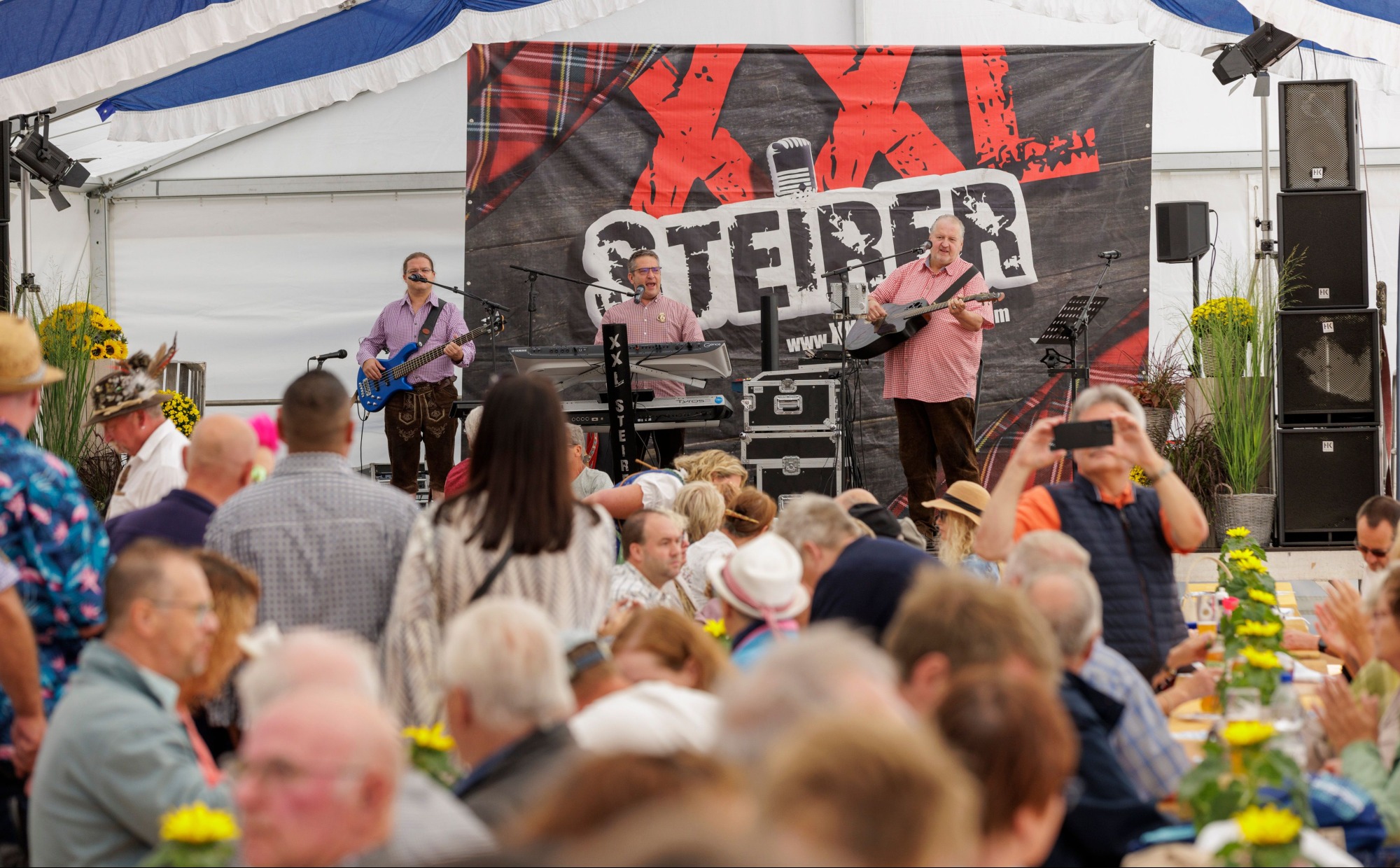 XXL Steirer Band-Auftritt vor begeisterten Besuchern im vollbesetzten Festzelt