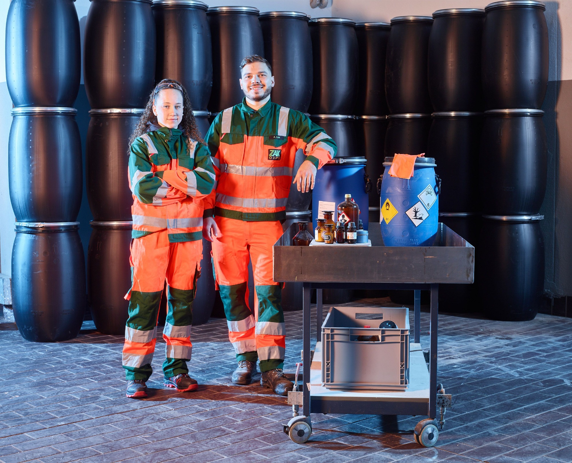 ZAK Auszubildende zur Fachkraft für Kreislauf- und Abfallwirtschaft mit Schutzausrüstung im Gefahrstofflager