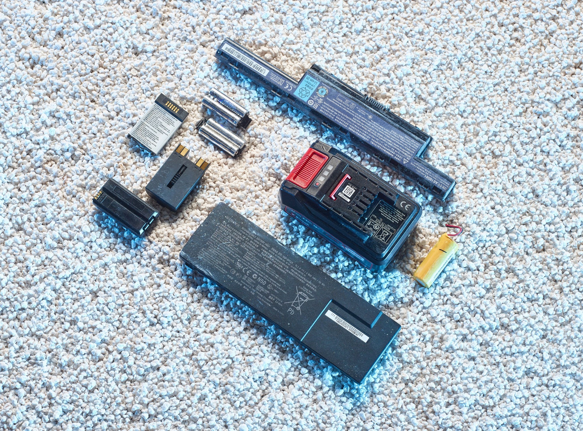 ZAK Batterie-Sammlung verschiedener Typen zur umweltgerechten Entsorgung und Rohstoffrecycling