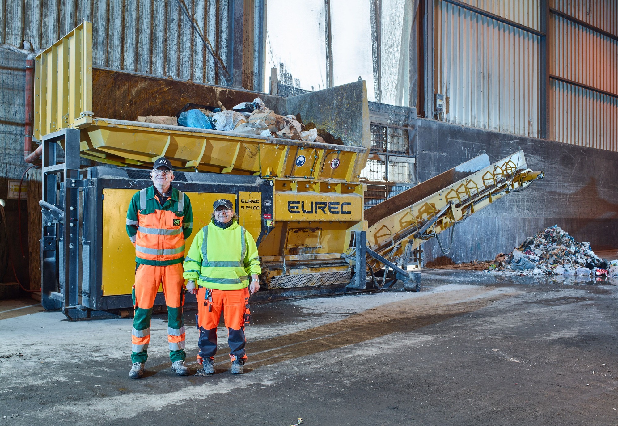 ZAK Mitarbeiter vor EUREC Sperrabfall-Zerkleinerungsanlage für professionelle Aufbereitung großer Abfallteile