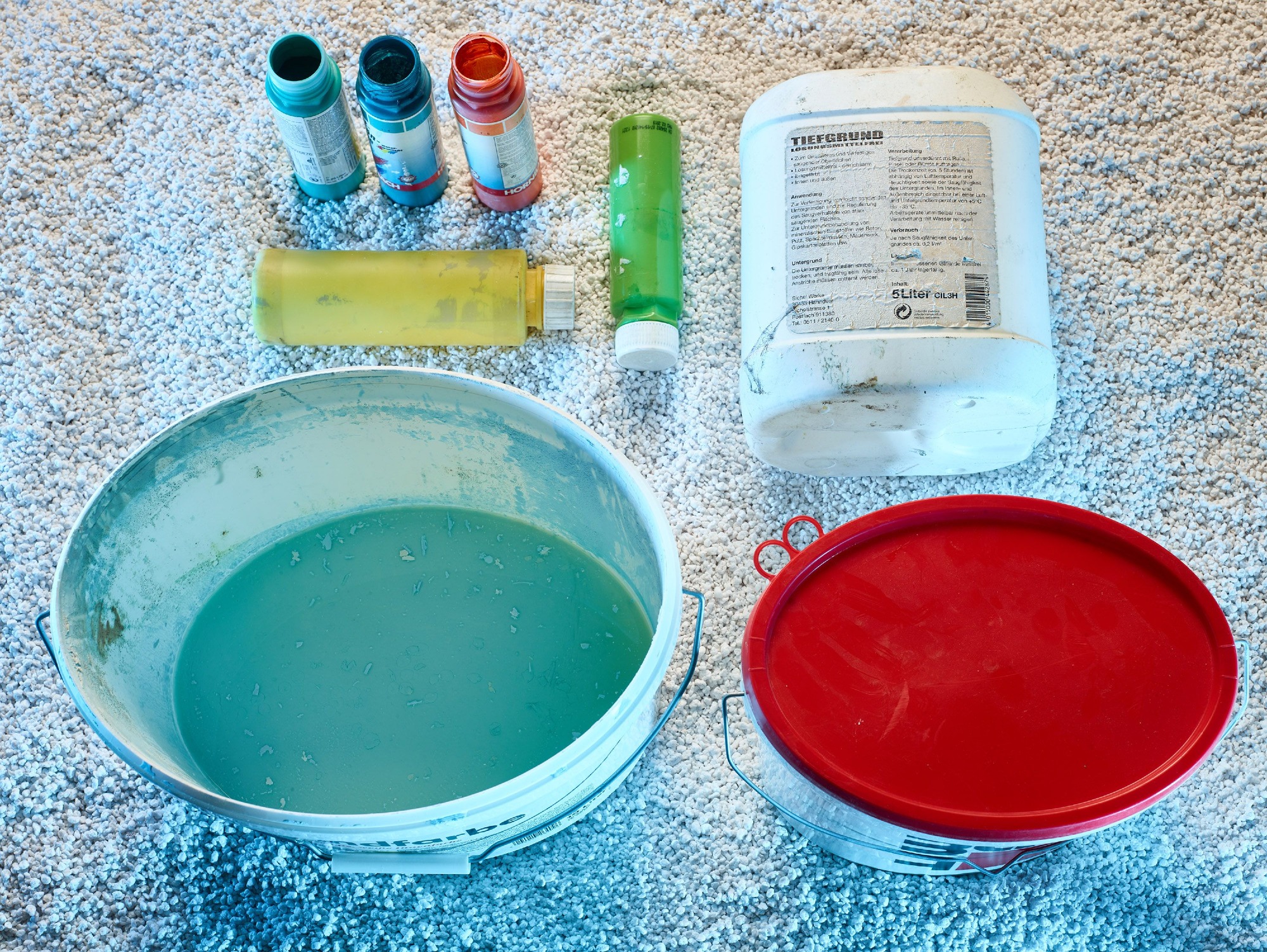 Farbreste und Lackdosen in der ZAK Problemabfall-Annahmestelle