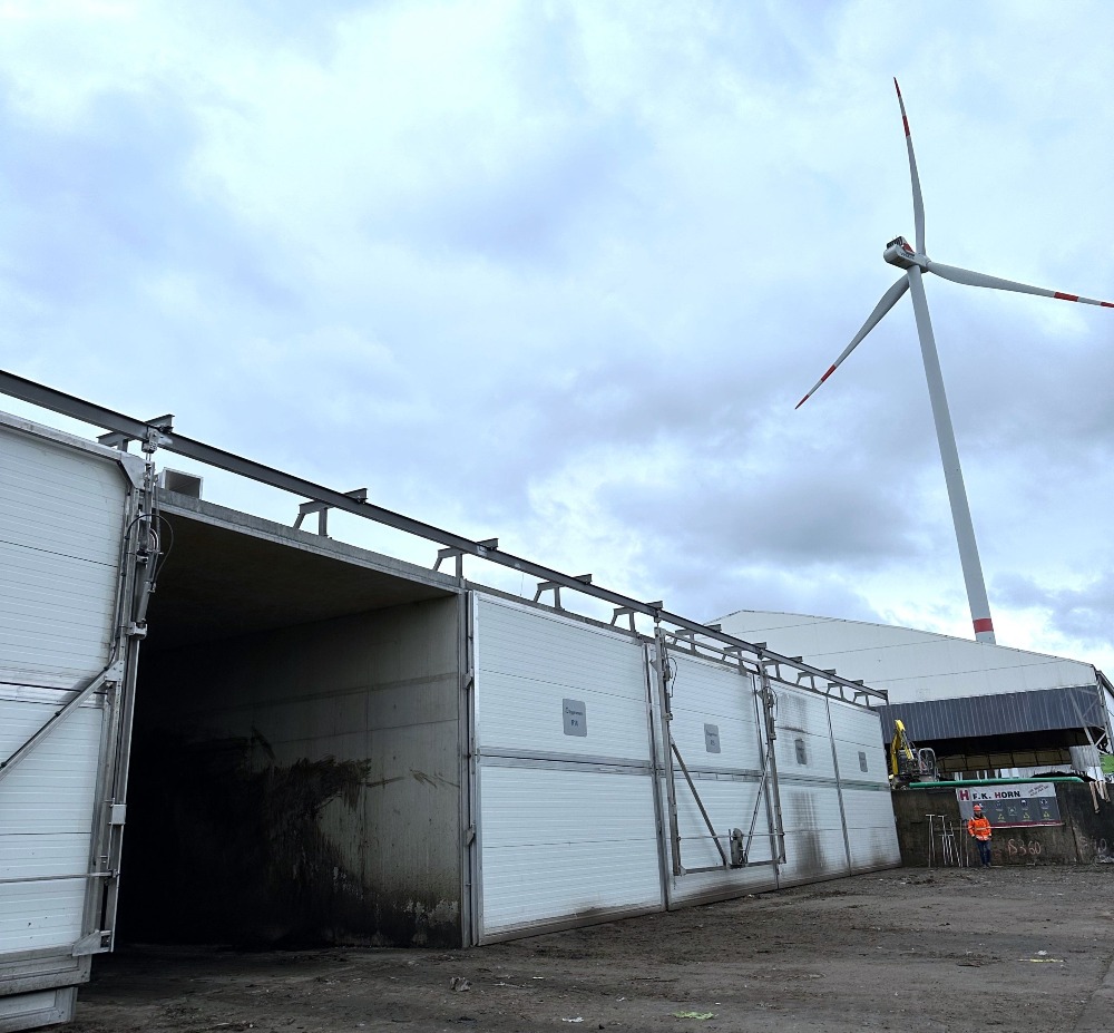 ZAK Rotteboxen für Bioabfallbehandlung mit Windkraftanlage im Hintergrund