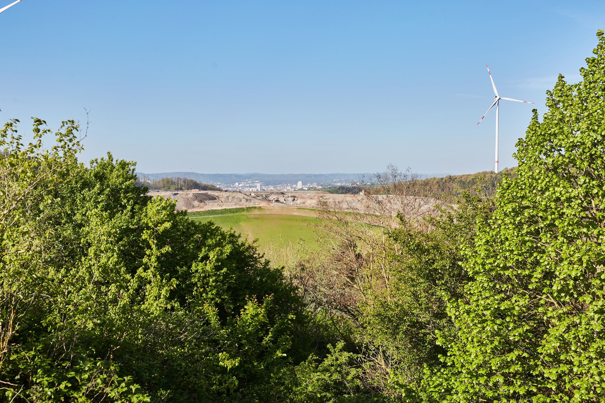 Blick vom ZAK Deponie-Gelände auf Kaiserslautern mit Windkraftanlage