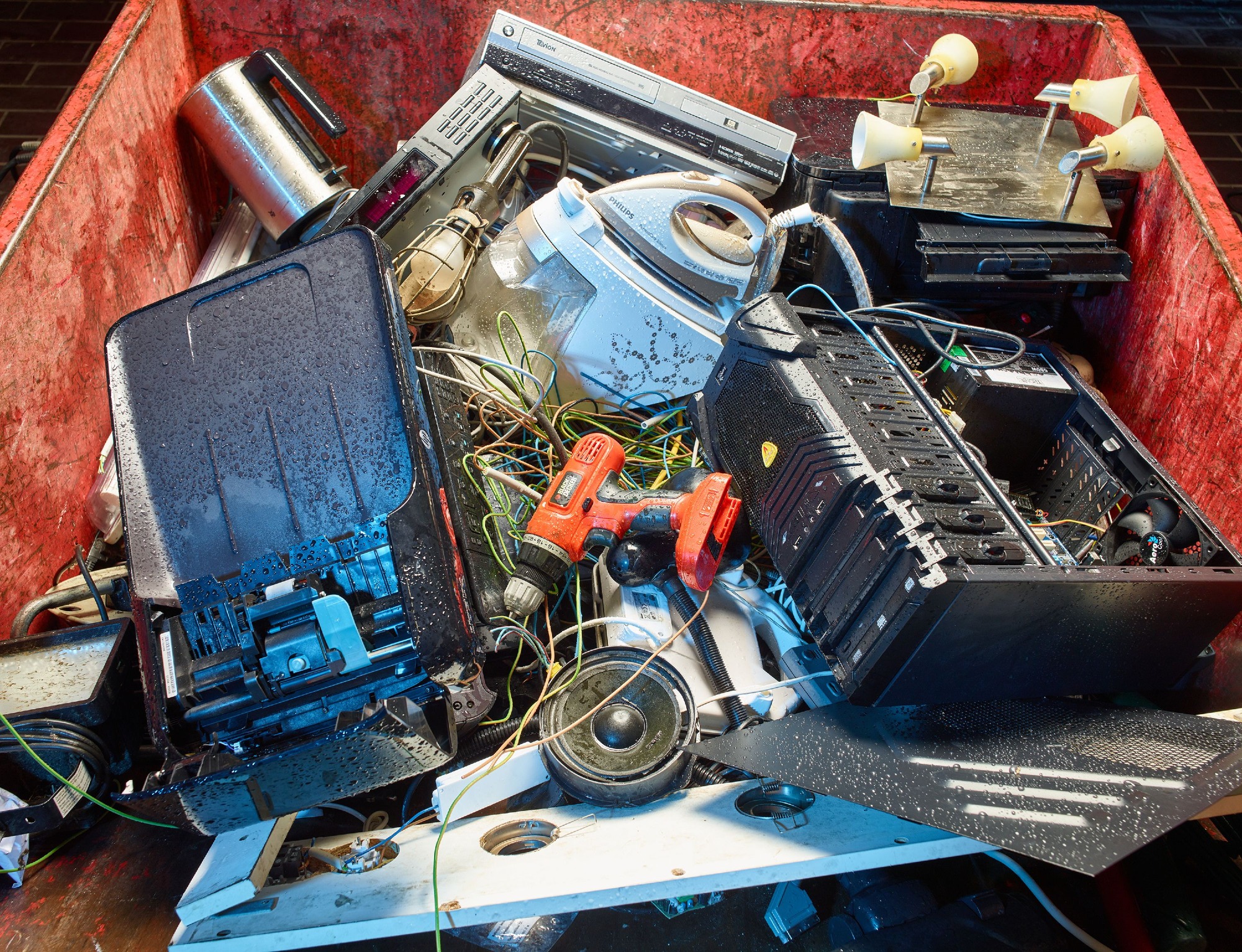 ZAK Elektroschrott-Sammlung mit Kleingeräten wie Handys, Kameras und elektronischen Bauteilen zur fachgerechten Verwertung