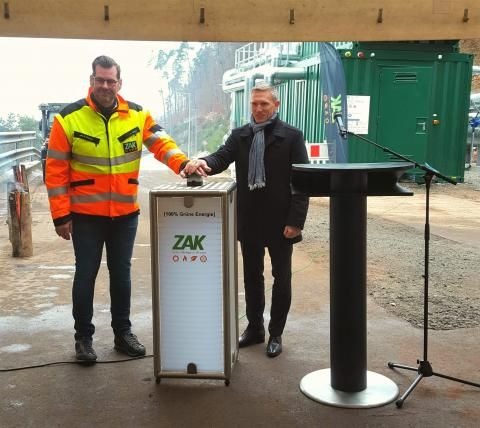 ZAK Gasmotor-Inbetriebnahme durch Vorstand Jan Deubig und Landrat Ralf Leßmeister markiert Meilenstein für erneuerbare Energieerzeugung im Landkreis Kaiserslautern